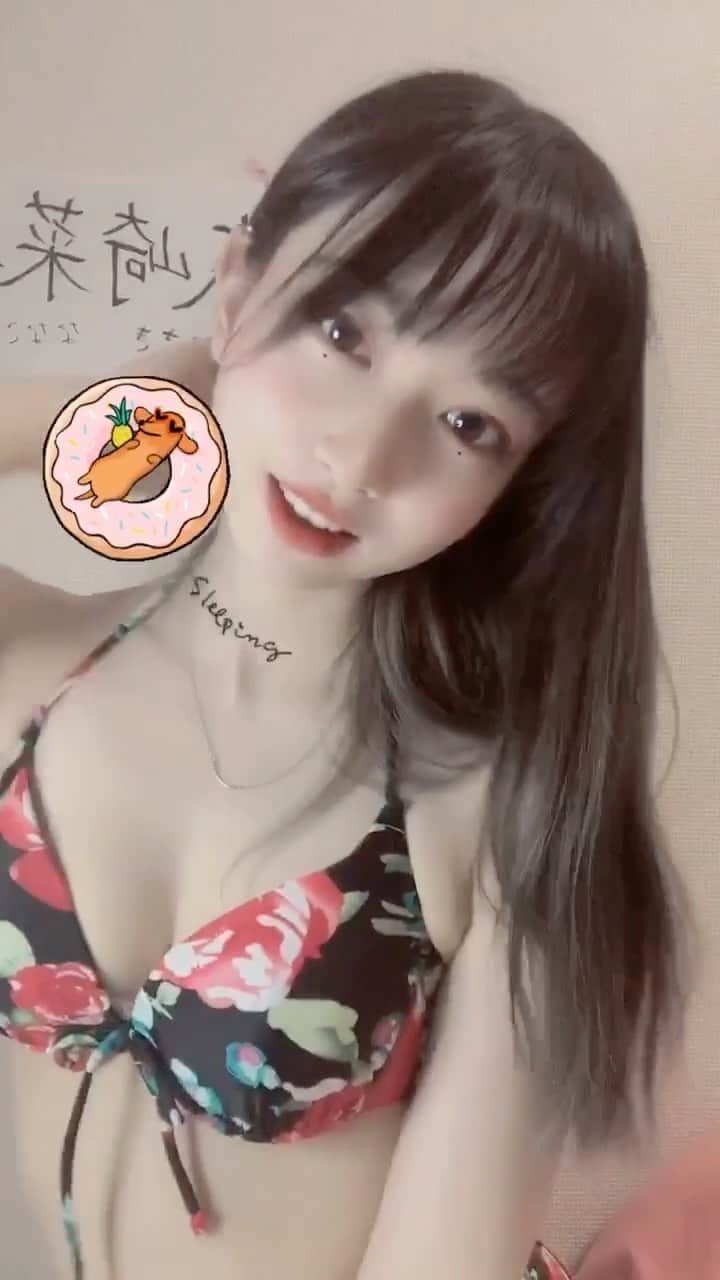 大崎菜々子のインスタグラム：「#tiktok で即消されたやつ笑  #君の虜になってしまえばきっと  #水着 #ギャル #グラビア #アイドル #色白 #女子大生 #我的最愛 #おうち時間  #fashiongram #좋아요 #팔로우미 #오오티디 #followme#ブルベ #夏 #色白女子 #透明白肌 #model #色素薄い系 #cosplayer #l4l #girl  #cute #かわいい#instagood  #makeup #cosmetics#dance」