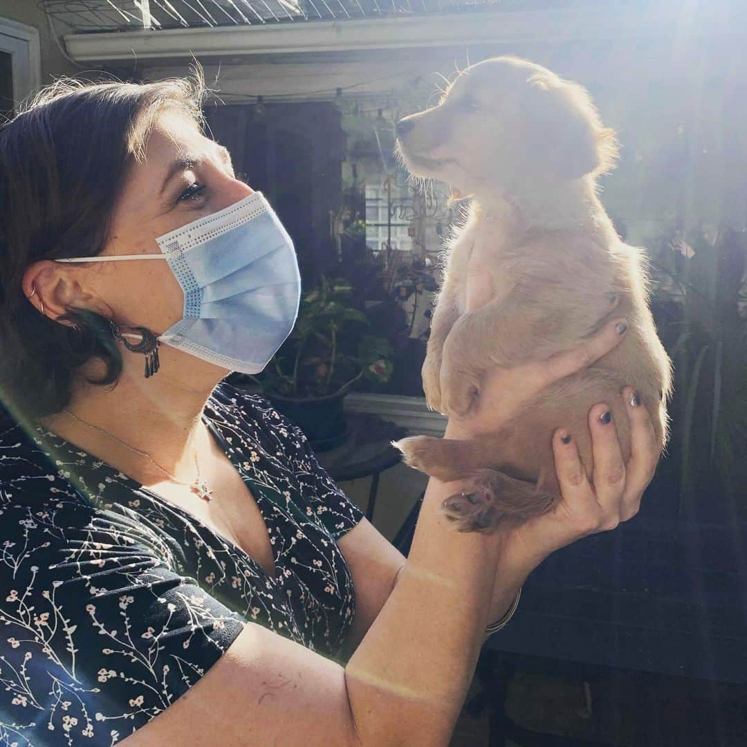 メイム・ビアリクさんのインスタグラム写真 - (メイム・ビアリクInstagram)「Even PhDs in neuroscience learn new things at 45... did you know a lady dog can carry babies in the same litter who have different dads!? Think about it. Yup. It’s true. 🤯   Thank you Paw Works Animal Rescue for letting me come by to spend the day with these adoptable (and adorable!!!) puppies. These pups and more are looking for loving homes 🏠❤️ Follow @pawworks to learn how to adopt, foster, or donate. Paw Works is celebrating 7 years of making Ventura County #NoKill, and will soon be opening up a veterinary hospital to help further provide affordable care for the whole community. 🐶」1月20日 14時00分 - missmayim