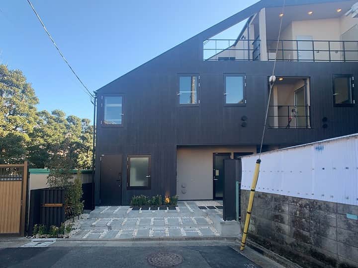 せたがやクラソンのインスタグラム：「『小さな部屋にたっぷりなテラス 06』﻿ ﻿ ・京王井の頭線東松原駅 徒歩7分 ・9万円・20.51㎡・1R ___________________________________________________________________﻿  東松原。 駅前には、85年以上も歴史のある商店街が。 小さな駅にある商店街ってほっとする。 ずっと気になっている定食屋さんがあって。 「あるがまま」っていうお店なんですけど。 生姜焼きとか魚とか、あたたかいメニューがあるらしい。 夜ごはんに是非いきたい。  駅から徒歩7分。 2020年12月に誕生した小さなアパートの最上階が今回の舞台。  ワンルーム20.51㎡は、ひとりでぎゅっとコンパクトに。 と思いきや、広々としたテラスがありました。 西向きは朝から夕方にかけて日が差すので、わざわざひさしを設けずに済む。 朝食や午後ゆったりしたい時間にも、たっぷり空が見えます。  テラスと過ごす満天な暮らし。いかがでしょうか。  ▼この物件の詳細、﻿ そのほかのお部屋はプロフィールのリンクから﻿ @setagayakurasson﻿ ___________________________________________________________________﻿ ﻿ 「オンラインでお部屋探し」スタートしました！ ご相談お待ちしております。 ﻿ ﻿https://setagayakurasson.com/online _____________________________________________________________________﻿ ﻿ #せたがやクラソン #せたがやンソン #賃貸 #お部屋探し #オンラインお部屋探し #引っ越し #内見 #部屋 #ワンルーム #ひとり暮らし #ふたり暮らし #好きな街 #暮らしを楽しむ #キッチン #家具 #世田谷 #賃貸インテリア #リノベーション #コンシェルジュ #世田谷のお部屋探し  #井の頭線 #東松原 #東松原商店街 #暮らしを楽しむ #ワンルーム家 #テラス #テラスのある暮らし #あるがまま」