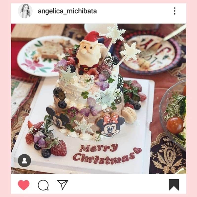 夜のケーキ屋さん♥Juli　(エディブルフラワー協会) のインスタグラム：「過去投稿まだまだあります🎂❄ : : アンジェリカさんのホームパーティー用のX'masケーキ🎄❄ : 王子たちが喜びそうな、サンタやミッキーなどの、子どもに伝わりやすいケーキがいい💓ってリクエストしてくださったので、 王道デザイン🎂に アンジェリカさんに似合いそうなボタニカルな装飾でハーブやエディブルフラワーを飾りました🎂🌿 : 真っ赤な苺とハーブの緑で、ナチュラルなクリスマスカラー🍓🌿 : @angelica_michibata @two_little_princes_ いつもありがとうございます😳🎂💓 : : #夜のケーキ屋さん #過去投稿 #オーダーケーキ」
