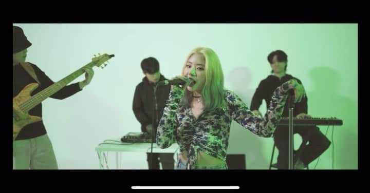 Hannahのインスタグラム：「사랑하는 제 친구들과 함께한  💖아껴서뭐해 (live ver.) 가 드디어 공개되었습니다. 많은 시청바랍니담💖」