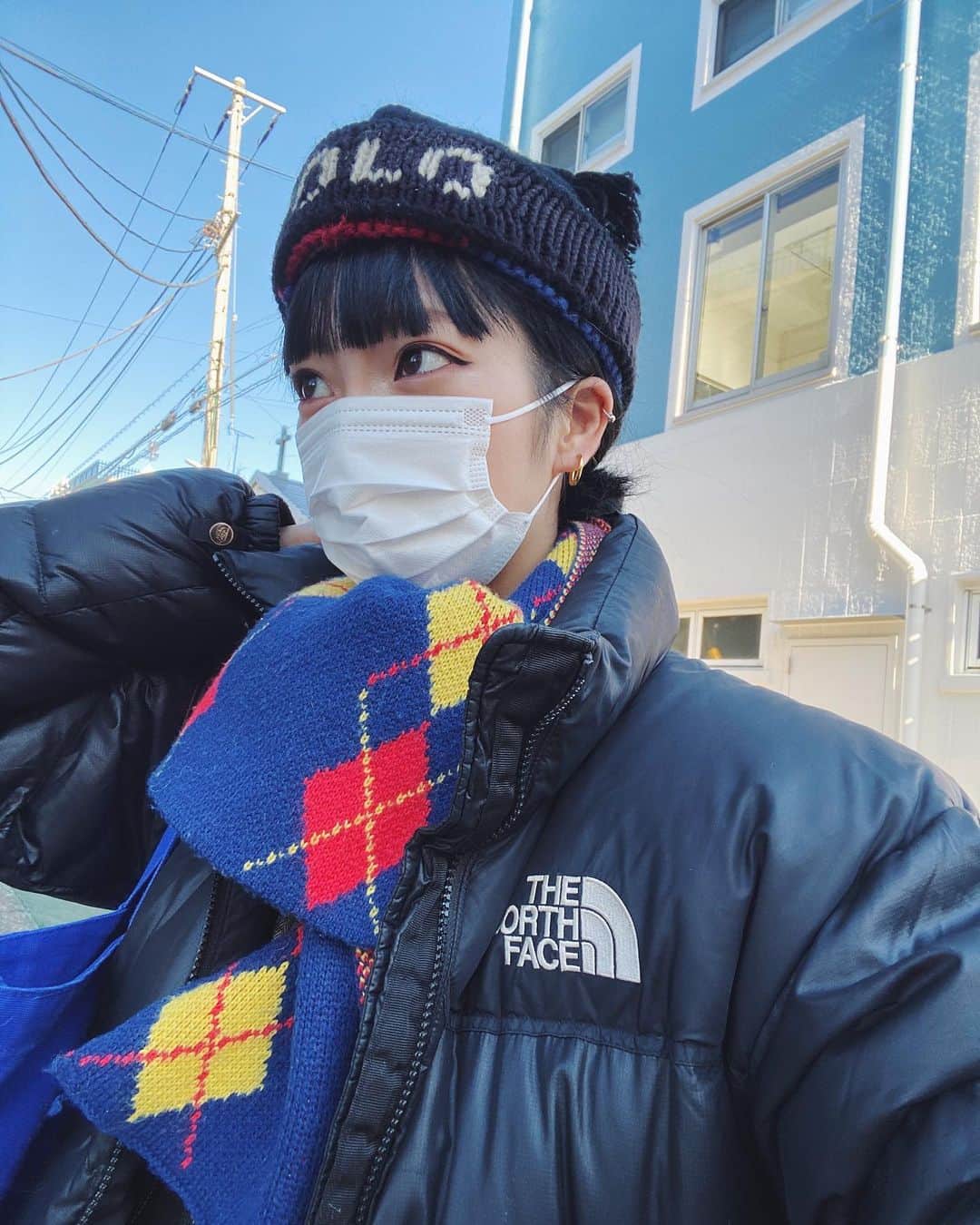 矢部ユウナのインスタグラム：「寒くてダウンを着ちゃう時は小物で遊ぶマフラー可愛いでしょ😉」