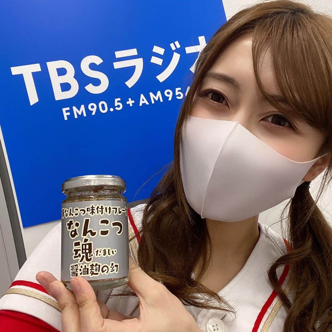 ホームランなみちのインスタグラム：「TBSラジオ 【伊集院光とらじおと】 白ごはんの友スカウトキャラバン コーナーに出演させて頂きました🍚✨ 今回ご紹介したのは鳥取県倉吉市にある「シラカベサンドイッチ」さんの『なんこつ魂 醤油麹の幻』🐷♡ お肉はトロっトロ♫なんこつのコリコリの食感も楽しい🤤✨ 肉のあぶらがあったかいご飯に溶けていって、醤油麹の旨味と香ばしい香りにご飯止まらなくなりますよー♡ 他にもキーマ味、ホワイトソース味もあります🙋‍♀️  鳥取県の特産品オンラインショップ「ゆるりんショップ」や「シラカベサンドイッチ」さんのHPで購入出来ます。 是非🤤✨  俺の5つ星 おざしきさんの『日吉で食べていたカレー』 出井さんのレポート振り回されました😂 娘さんの言葉にも、おざしきさんの「懐かしくなって涙出ました」ってメッセージも胸がグッと締め付けられるような、感動をしました。  まだ未解決の5つ星がたくさんあるので、何かご存知の方は是非情報をお願いします🙇‍♀️✨ どんな些細な事でも、解決につながるヒントになるかもしれないので🙏 この状況で調査にもあまり行けないからより皆さんの情報が頼りです🥺 tbsradio.jp/yahoo-oreno5/  改めてお聴きくださいました皆さん、ありがとうございました♡ また出演出来るように頑張ります!!!  #tbsラジオ  #伊集院光とらじおと #白ごはんの友スカウトキャラバン  #ご飯のお供  #ij954」