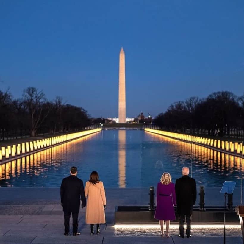 レイチェル・ゾーのインスタグラム：「This is what empathy looks and feels like. Thank you @joebiden @kamalaharris @drbiden @douglasemhoff for reminding us what leadership is. My love is with all the families and loved ones who are grieving.  I am so very sorry for your loss and my heart is with you. 🙏🏼💔  Repost from @joebiden Tonight, in Washington, D.C. and across the nation, we came together to honor the over 400,000 Americans we’ve lost to COVID-19. The last year has tested us in unimaginable ways, but now it’s time we begin to heal and overcome — together.」