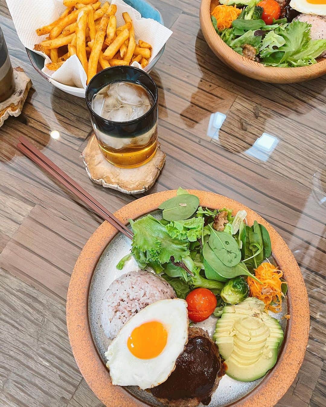 ソンイのインスタグラム：「おうちハンバーグランチ🍳☕️ オーブンで焼く時に野菜も一緒にグリル🍅 今度YouTubeでレシピ紹介しようかな？ #ソンイ飯」
