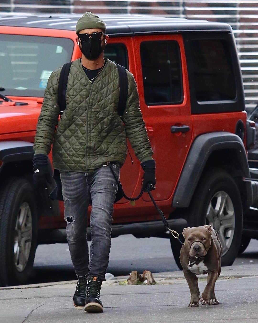 Just Jaredさんのインスタグラム写真 - (Just JaredInstagram)「@justintheroux bundles up while out on a walk around the block with dog Kuma.  #JustinTheroux Photos: Backgrid」1月20日 14時19分 - justjared
