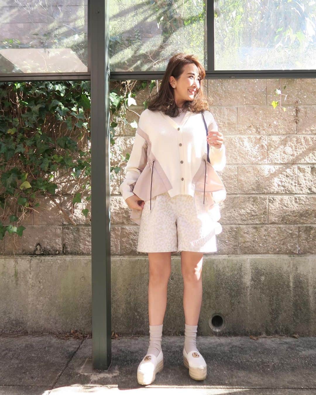 Mai Wakimizuのインスタグラム：「ジャガードショートパンツを主役にしたwhite coordinate♡光を浴びるとジャガードの光沢が更に綺麗で、本当にインポートみたい！とっても高級感あります♡明日から予約販売が始まります＼(^o^)／やっぱりwhiteが人気なのかな？ #wakkinstyle#ootd#coordinate#ママコーデ tops:#linkable @linkable_official(近日入荷予定) pants:#linkable @linkable_official(明日21日予約販売開始) bag:#loewe shoes:#gucci」
