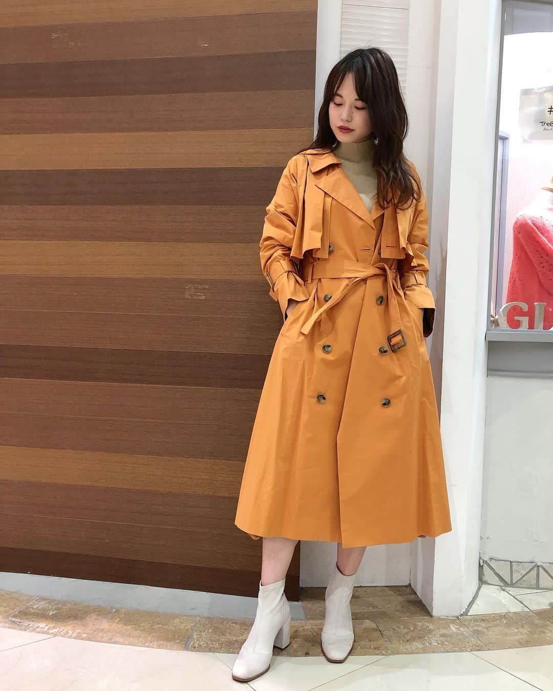 のインスタグラム：「.﻿ ﻿ 纏うだけでパワーがみなぎるオレンジ🍊﻿ お得なSALEでは﻿ いつもとちがう色にトライするのも﻿ ありですね🧡☺️﻿ 春も使えるトレンチは今こそ狙い目✊﻿ ﻿ Nina mew﻿ one-piece ¥23,000+tax→¥16,100+tax﻿ coat ¥60,000+tax→¥30,000+tax﻿ boots ¥26,000+tax→¥13,000+tax﻿ ______________________________________﻿ 1.16 sat - 1.25 mon﻿ FREE SHIPPING CAMPAIGN📦﻿ お買い上げ1万円以上で送料無料！﻿ ぜひこの機会に通販をご利用下さいね😊﻿ ﻿ @ninamew_official#Ninamew#ニーナミュウ#ゆめタウン#ゆめタウン佐賀#セレクトショップ#selectshop」