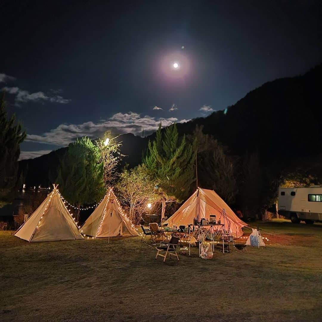 チアコマのインスタグラム：「冬キャンプ♡⛺️﻿ ﻿ それぞれ4つのテント建てたけど﻿ 1つ少しはなれすぎて写真に収まらなかった😢﻿ この左端に　@me_iii0512 テントがあるよー♡﻿ ﻿ キャンプの夜は﻿ 相変わらずワードウルフしたww﻿ イリーナとワタシはアホすぎて﻿ 参加権なかったけど﻿ 参加した🧝‍♀️♡﻿ ﻿ #camping #女子キャンプ　#女子キャンパー﻿ #camper #キャンパー　#キャンプ #camp #キャンプ好きな人と繋がりたい #キャンプ初心者 #徳島県　#キャンプ好き #冬キャンプ #テント　#テント泊 #キャンプスタイル #グランピング　#グランピングキャンプ　#キャンプ村　#キャンプ村作った」