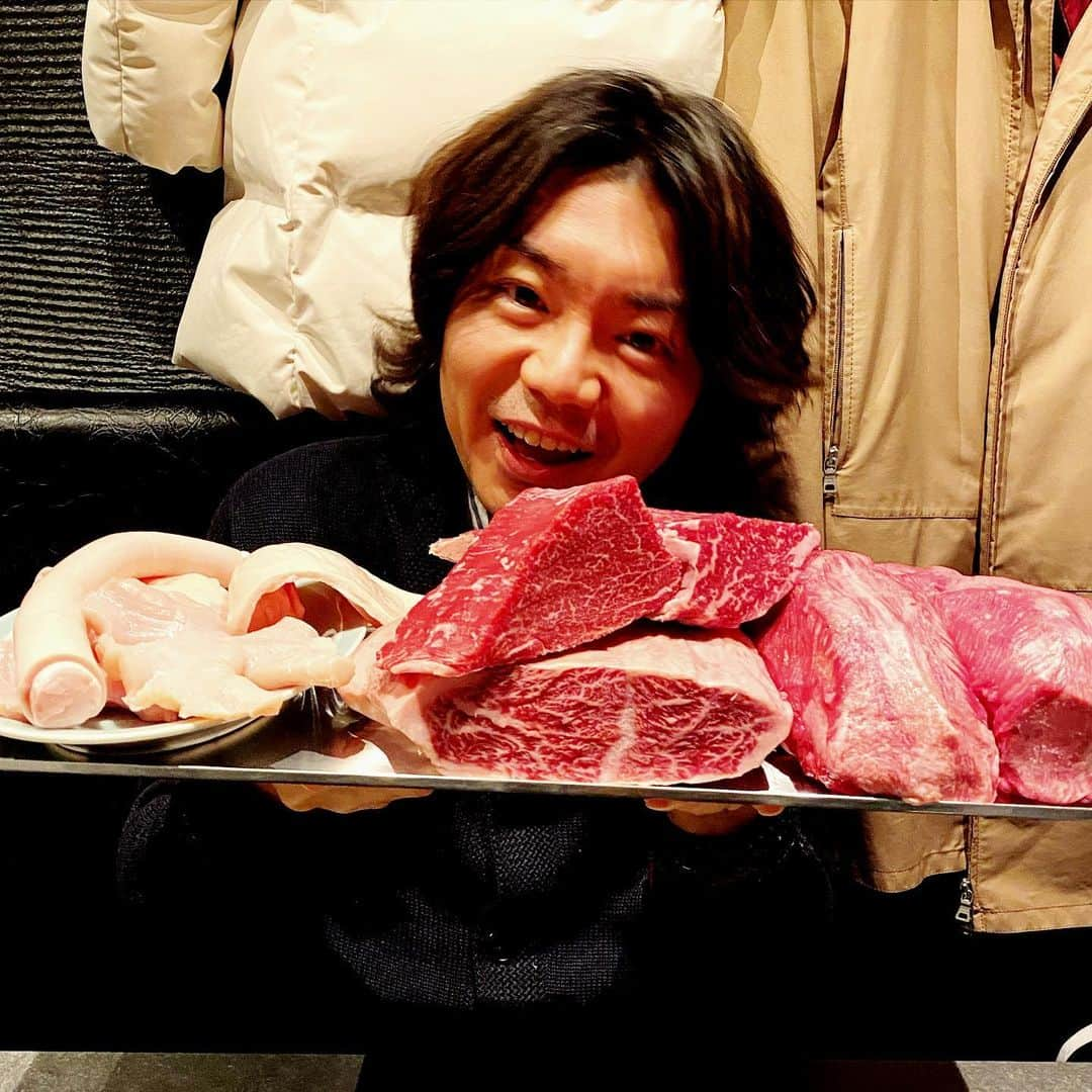 田辺晋太郎さんのインスタグラム写真 - (田辺晋太郎Instagram)「【あの高級焼肉 新進気鋭 の姉妹店！その名も 一心不乱！オープン！！】  というわけで、予約の取れない超人気焼肉店 #新進気鋭 の姉妹店で、オーナーの愛する町場の焼肉 #大衆焼肉 スタイルを貫いた、その名も 『#一心不乱』に行ってまいりました！！  美味しい！より #旨い！と叫びたくなる #焼肉、まさに一心不乱に #タン塩 #ハラミ #サガリ #ヒレ #インサイドスカート #コリコリ #上ミノ を食べ続けました！  前菜の アカニク #ユッケ や #ハツ刺し も最高だったなぁ、、、  塩タレももみダレ、つけダレともにガツンとニンニクがきいていて、「そうそう、焼肉ってこうだよね！」って心から幸せになれる味付け。  塩タンもオーストラリア産ながら素晴らしくミルキーで、しかも４枚も食べることが出来ちゃったりして、コンセプトとして満点ですよね。だってお酒諸々全てコミコミ一万円ですからね！  こういうスタイル、これからの主流になるだろうなぁ  大満足！美味しかった！！  #肉マイスター #田辺晋太郎 #肉 #instafood #foodstagram #foodporn #foodphotography #foodie #foodpics #foodlover #foodies #foodblogger #meat #meatrip #meatlover」1月20日 14時31分 - meat_meister_tanabe_shintaro