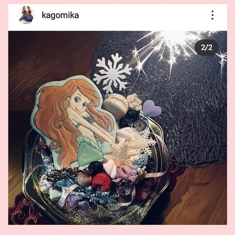 夜のケーキ屋さん♥Juli　(エディブルフラワー協会) のインスタグラム：「アリエルケーキ👸🐠✨ : みかさんが、愛娘さんのために頼んでくれた アリエルのクリスマスケーキ❄✨ @kagomika  : 娘さんの好きな色合いでパープル💜で装飾いれて、冬仕様アリエルに❄✨ 毎年頼んでくれて、すっごく嬉しいです😭💕 ありがとうございました❄ : 毎晩のように、みかさんのストーリー見てます🙈💕 : : #夜のケーキ屋さん #オーダーケーキ #アリエルケーキ ※アイシングクッキーのオーダーメイドは承っておりません🙇 アイシングクッキーは一部のデザインのみです、その他のデザインはチョコレート細工で色々と承れます🙋」