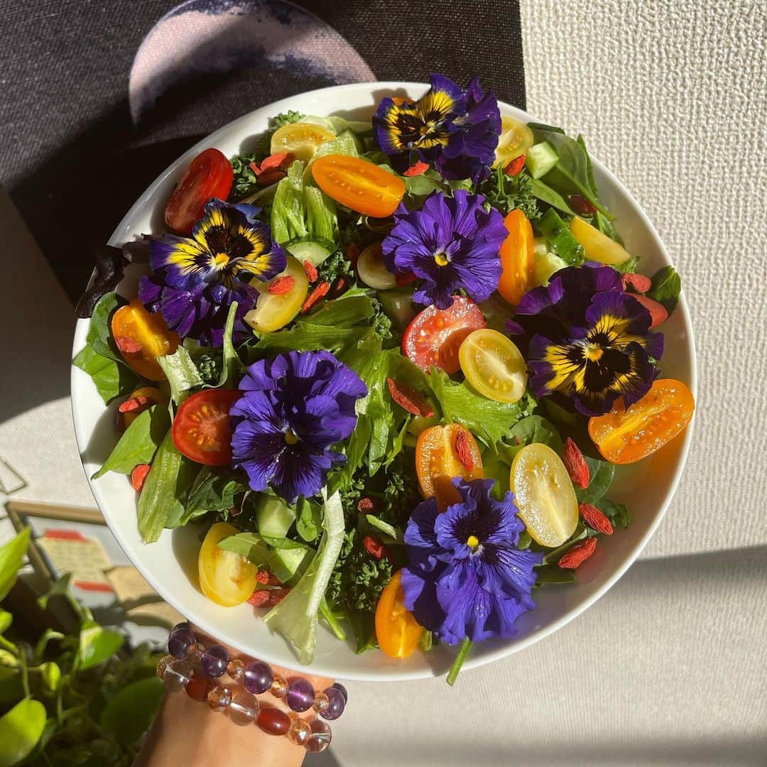 ティファニー・キャデラックのインスタグラム：「When in doubt... Eat Yo Greens and Count Yo Blessinz💚 Zeeeen #EatYourRainbow #StayGolden #HighFrequencyFoods #FlowerTherapy #Mandala #HealThySelf #HeavenOnEarth #ShareKnowledge #SelfHealing #HealthyLivingIsARevolution」