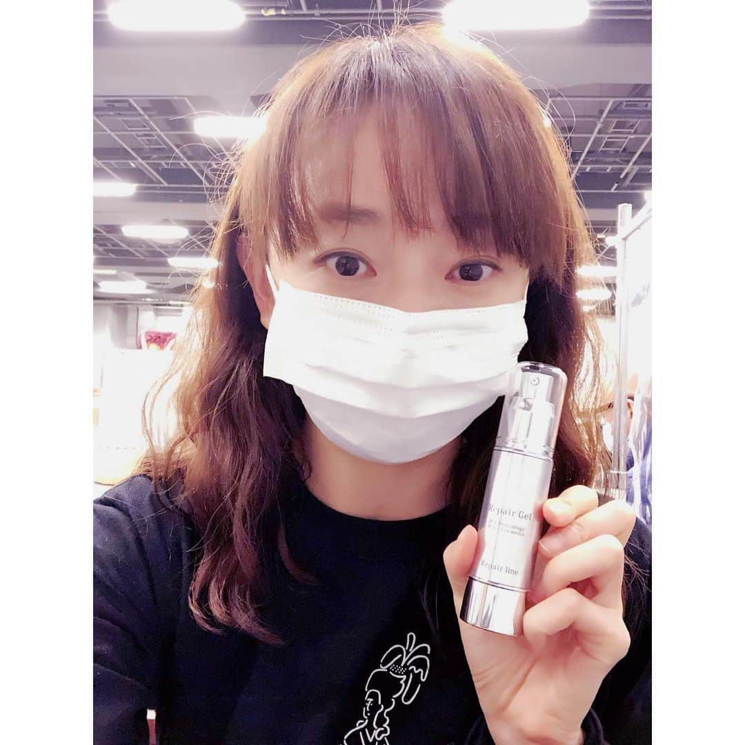 花總まりさんのインスタグラム写真 - (花總まりInstagram)「稽古中もずーっとマスク付けていると、擦れて肌荒れしそうなんだけど、リペアジェルのおかげまったくもって問題なし🤗 ちなみに私はリップクリームがわりに唇まで塗っちゃいます(原材料が自然由来のものばかりなので口に入っても安心なのだ👌お米発酵エキスとビタミンCだからむしろ身体に良い👏) #リペアジェル #美容液成分100パーセント  #水を一滴も使っていない」1月20日 14時43分 - hanafusamari_official