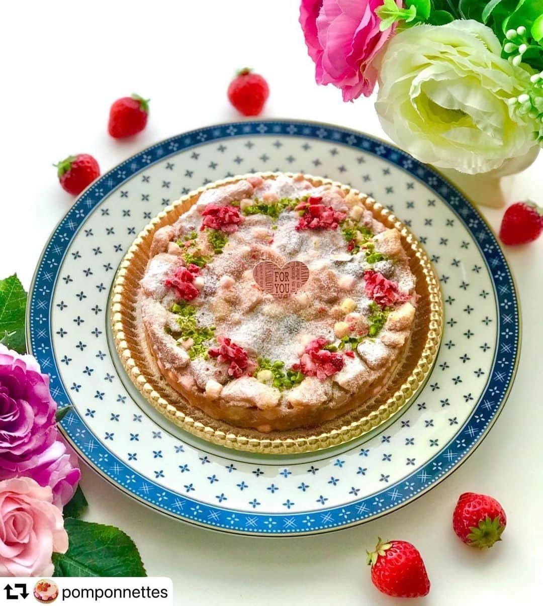 クスパさんのインスタグラム写真 - (クスパInstagram)「#repost @pomponnettes ・・・ 🍓🍫🍪 試作中の 『ストロベリーチョコレートビスケットケーキ』Part３ ・ 1／24（日）リリース予定の《動画レッスン》メニューで ただいま  準備中です🎶 ・ ・ ・ ・ ぜひ  お楽しみ😄💕 ・ ・ ♾♾♾♾♾♾♾♾♾♾♾  動画・詳しいレシピ・使用器具一覧表 　LINEで質問ＯＫのアフターフォローつき  《動画レッスン》  詳しい内容・お申し込み方法は  @pomponnettes のプロフィール内掲載の ブログURLで  とんで、ご覧ください😘  ♾♾♾♾♾♾♾♾♾♾♾  ・ ・ ・ ・ ・ ・ #動画レッスン #オンラインレッスン #ストロベリーチョコレートビスケットケーキ #チョコレートビスケットケーキ #ポンポネットお菓子教室 #アトリエポンポネット #アトリエポンポネットお菓子教室#pomponnettes #お菓子教室#大阪#香里園 #大阪お菓子教室#コロナにまけるな#手作りお菓子  #コッタ#cotta #富澤商店#TOMIZ #tablephoto #ケーキ#cakestagram#cake#スイーツ#ケーキ#sweets #sweetstagram #クスパ #クスパ登録教室」1月20日 14時56分 - cookingschoolpark