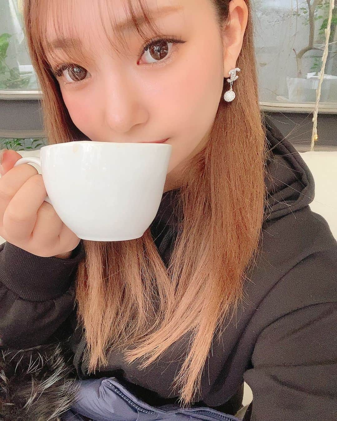 黒咲ななさんのインスタグラム写真 - (黒咲ななInstagram)「, カフェインばっかしてる☕💭💕 . . おすすめのカフェおしえてっ🤎 . .  #中目黒#中目#nakameguro  #lavieet#ラヴィエ#黒咲なな #キャバクラ#キャバ#キャバ嬢 #キャバドレス#水商売 #24#24age#2021#ケツスタグラム #happy#love#fun#ポケパラ#ルライン #セクシー#ポケパラグラビア#グラビア #コーヒー#カフェイン#カフェ#中目黒テラス #ピアス#シャネルピアス#シャネル」1月20日 14時52分 - kurosaki_nana