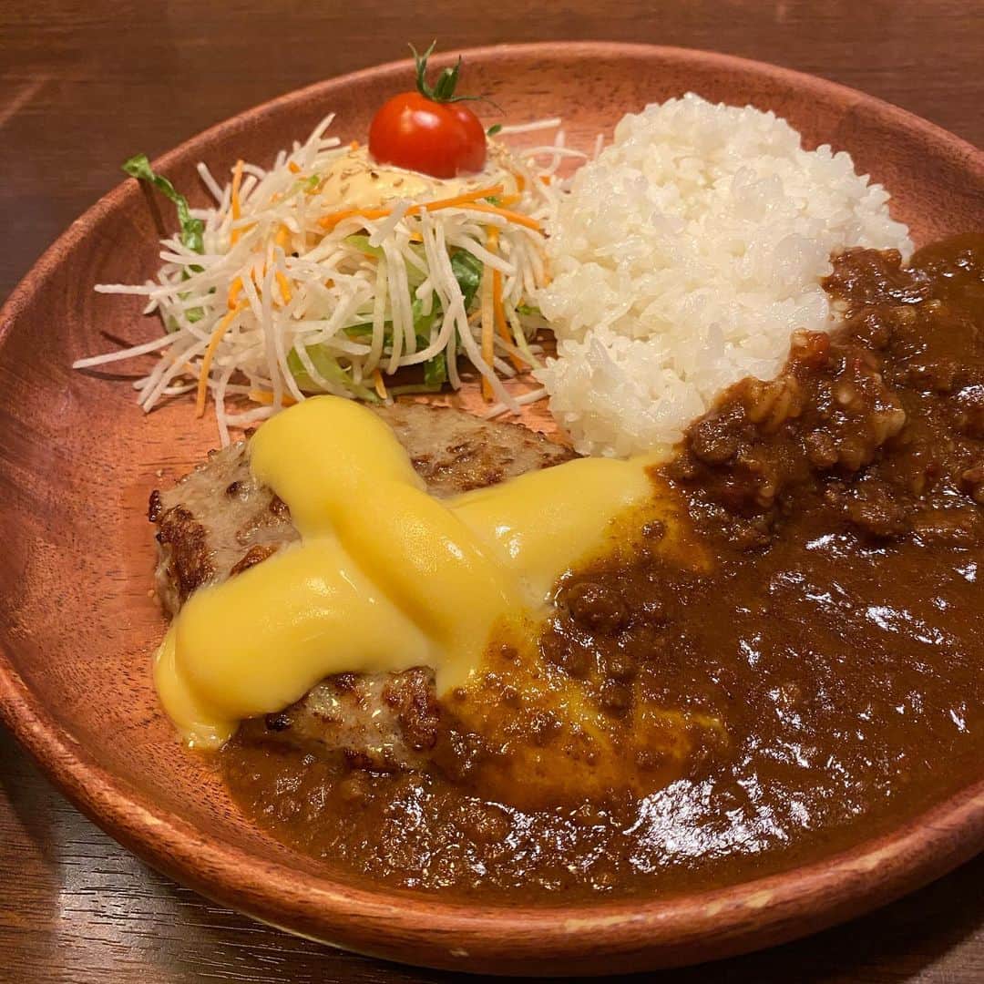 のインスタグラム：「大好きなハンバーグカレーを頼んだけど おはししかなかったので 「スプーンください。」って店員さんにお願いしたら 首かしげながらスプーンくれました… えカレーにスプーンって頼んでいいよね？？？ ま、おいしかったからいいか！！ ほんでびっくりドンキーの マヨネーズドレッシング好きすぎる🤤 #びっくりドンキー  #チーズカレーディッシュバーグ  #マヨネーズドレッシング」