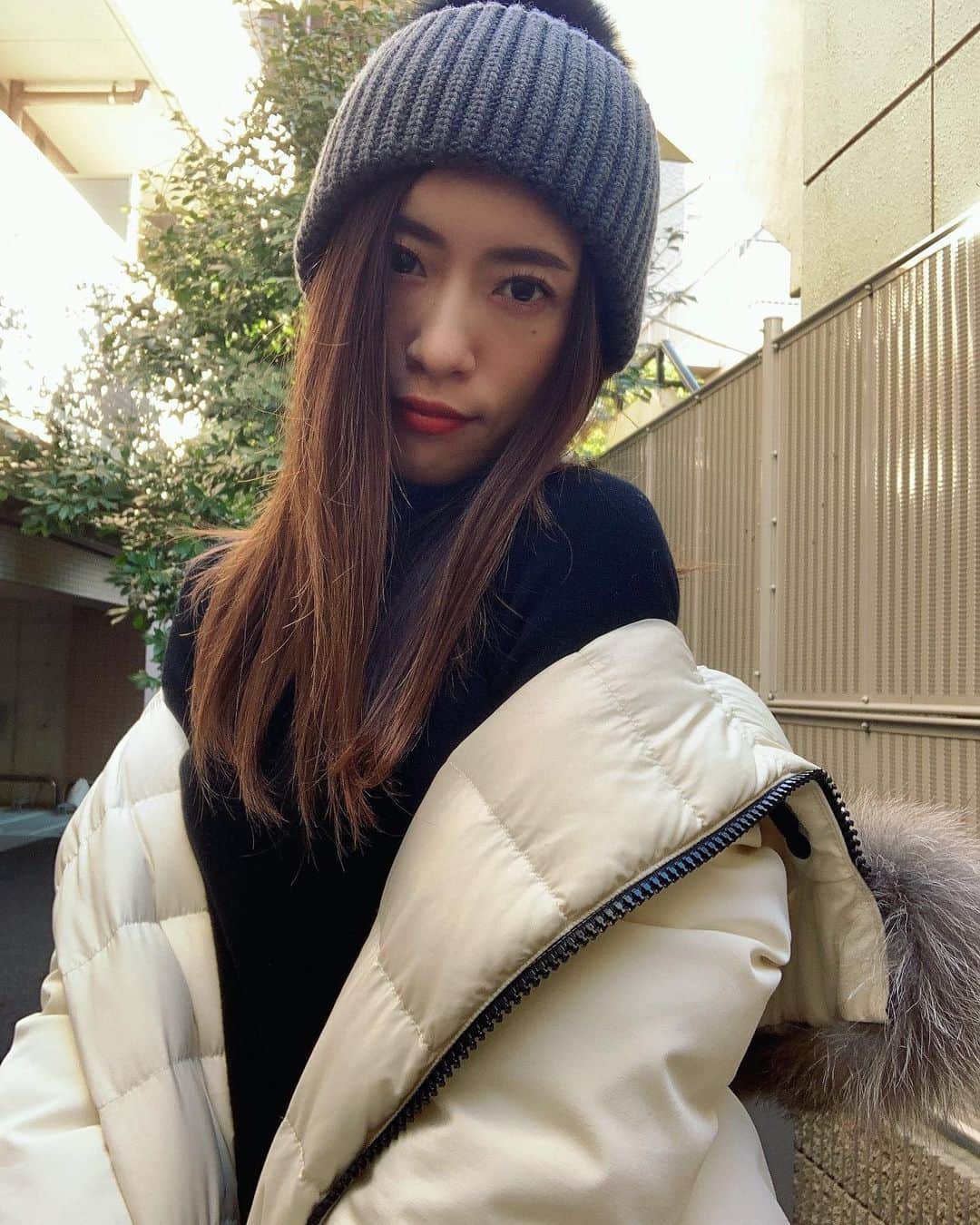 柳めぐみのインスタグラム：「. . 🥶💙 . #outfit #wardrobe  #大人スタイル #大人コーデ  #カジュアルコーデ #シンプルコーデ  #シンプルスタイル  #デニムスタイル #デニム大好き #シンプル大好き  #ニット帽 #今日はとても寒い🥶」