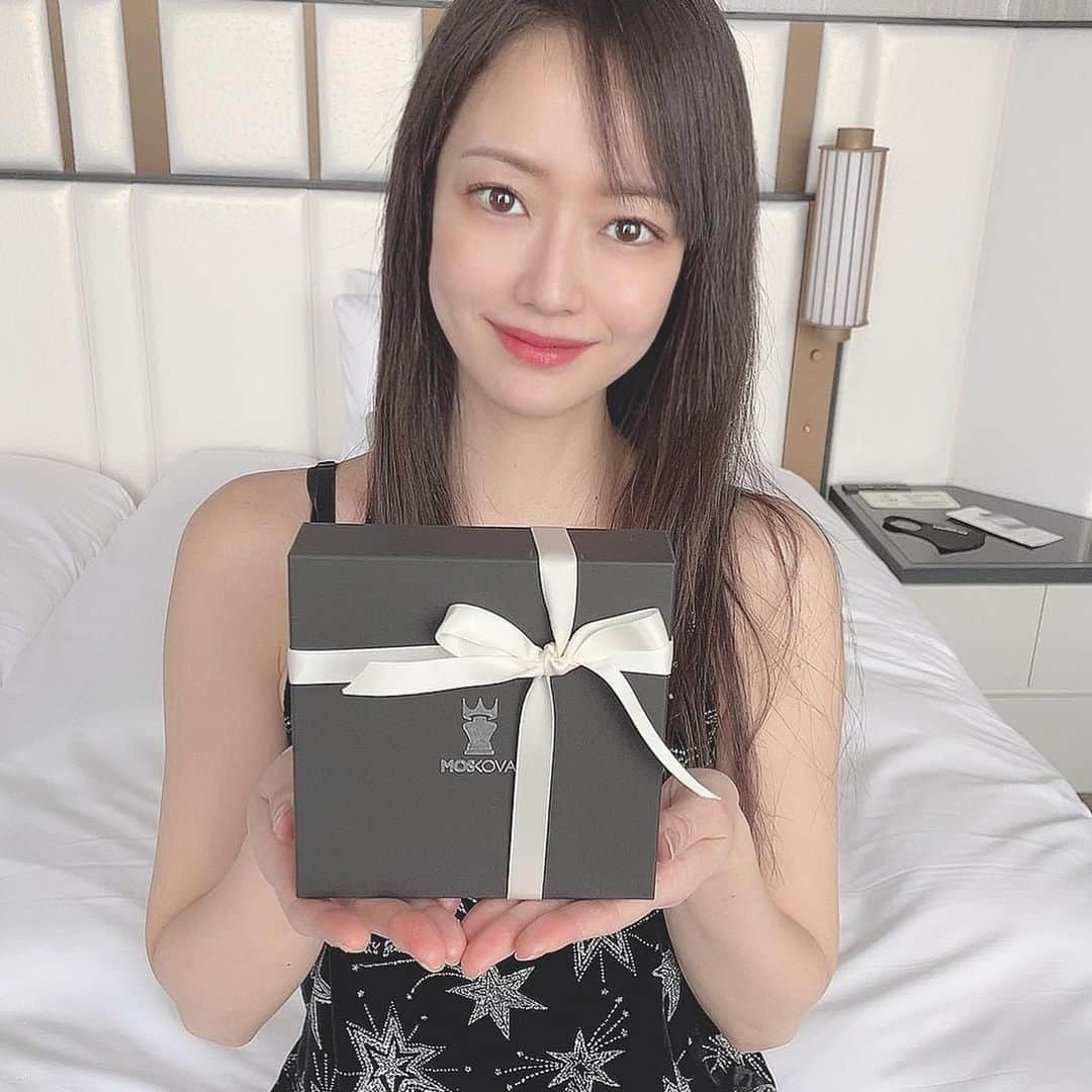 吉山りささんのインスタグラム写真 - (吉山りさInstagram)「もうすぐバレンタイン🍫  日本は女性から男性へ🎁が主流ですが  ボクサーパンツはどうですかー💕  何度か紹介しているMOSKOVAさんの下着✨  わたしは女性ものを愛用中💕  着心地サラサラの下着は肌触り抜群💋  見えないところのオシャレってすごく魅力を感じます❤    今年はハワイアン柄にしました🌴🏖  📍阪急メンズ東京さんリール https://www.instagram.com/tv/CKIQPFjDQMw/?igshid=2s188puqjf51  #マイmoskova#モスコヴァ#モスコバ#プレゼント#moskovajapan #バレンタインプレゼント#メンズギフト #バレンタイン #バレンタインラッピング #男性プレゼント #チョコと一緒に #彼氏にプレゼント#旦那さまにプレゼント #高級ボクサーパンツ #女性用 もあるよ💕 #gift #present #valentine  @moskova_japan #hawaiian #hawaii #under  🎯阪急メンズ東京でのPOP UP  2月3日より 阪急メンズ東京さんで期間限定のブランドPOP UPも開催💋」1月20日 15時03分 - oreorerisa