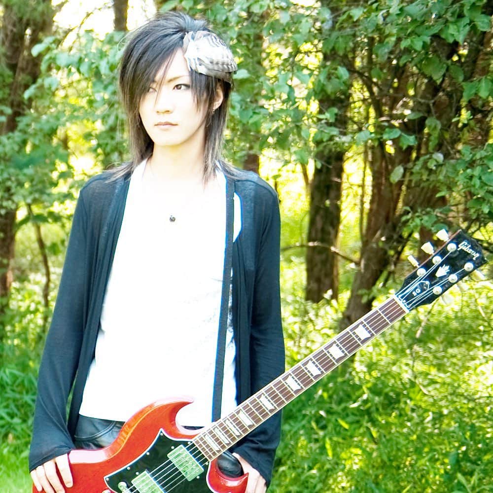 浅葉智のインスタグラム：「In a forest  #guitar #guitarist #music #photoshoot #model #feather #SG #gibson #forest #nature」