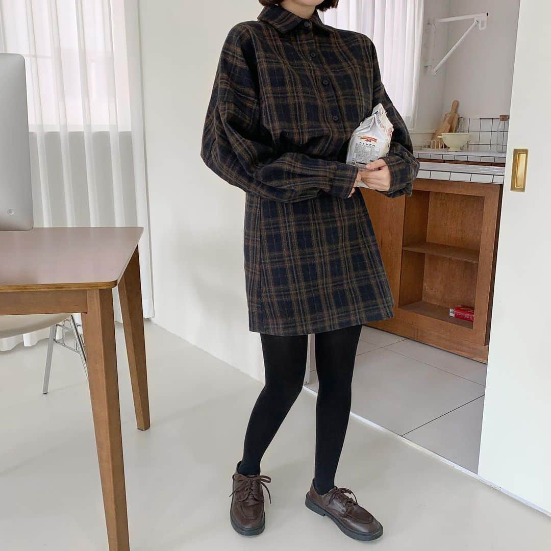 のインスタグラム：「チェックパターンがトレンディーなムード漂うオーバーサイズシャツと、ミニスカートです🥰  単独ではもちろんのこと、セットアップでのスタイリングも可能です☺️  スカートにはサイドにタック加工を施しポイントをプラス☆Aラインで脚長効果を期待できます😘  クラシカルで魅力的なムードを演出するアイテムです✨ #チェック #セットアップ #クラシカル」