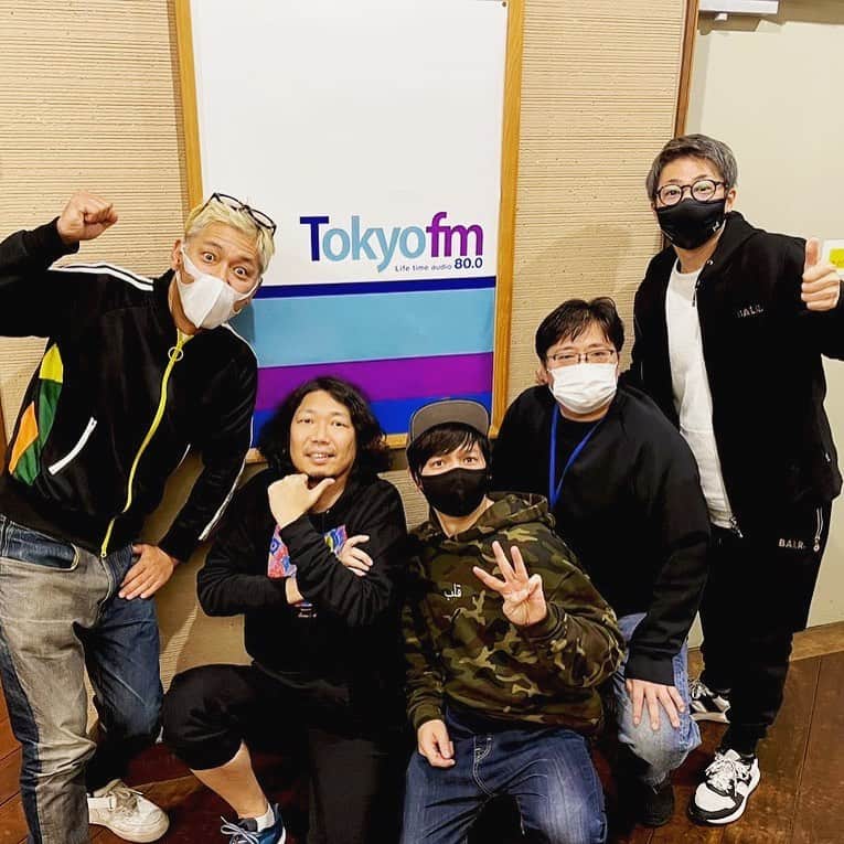 田村淳のインスタグラム：「ロンドンブーツ複数号計画 今年舞台をするために ロンドンブーツを増員しています。  1号 田村亮 2号 田村淳 3号 森本英樹 5号 マンボウやしろ 14号 石原健次(放送作家) 17号 なぴこ(秋田のヤンキードラマー)  TOKIOのメンバーの為に5〜9号は空けておいたのですが…TOKIOの負担になると考えて、また本当に合流のタイミングがある時に好きな番号を名乗ってもらおうと考えてます。  これからロンドンブーツをどんどん増やして行きたいと考えてます。あなたがロンドンブーツに入るなら何号が良いですか？」