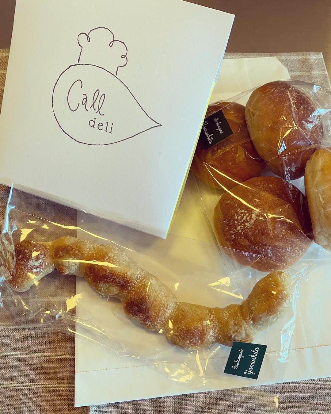 堤信子さんのインスタグラム写真 - (堤信子Instagram)「@boulangerieyamashita  ブーランジェリーヤマシタ のパンを買いに。 オリーブが丸ごと入っているパンと、お食事用の丸パン。ついでに、デリのミネストローネも。 #おうち時間  を豊かに！  #パン好き」1月20日 15時12分 - nobnob1111