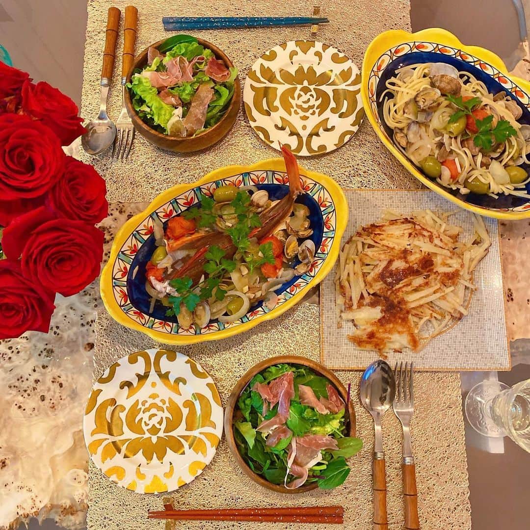 長谷川朋美さんのインスタグラム写真 - (長谷川朋美Instagram)「お家ごはんダイジェスト🏠  （一部七草粥ありw）  手が混んでそうに見えるのに﻿ 実はどれも超時短メニューな私の料理。﻿ ﻿ めんどくさがり屋の私は﻿ 簡単なのしか作りません😂❤️﻿ ﻿ いつか時短メニューのYouTube撮りたいなぁ﻿ ﻿ 私の料理かなりいい加減で﻿ びっくりすると思う。﻿ ﻿ 思いつきの即興で作るので﻿ 計画性も再現性もなし。﻿ ﻿ でも美味しいんだな😎﻿ ﻿ あとは盛り付けと写真の撮り方が上手いから、﻿ みんなに凄い料理と思われますが﻿ 実は違うからw﻿ ﻿ 今週はずっと来客のため外食ばかりですが﻿ また来週はお家ごはんしよう🏠﻿ ﻿ ﻿#お家ごはん #簡単ごはん #愛情ごはん #栄養満点 #葉山ライフ #自給自足 #時短料理」1月20日 20時44分 - hasegawa.elena.tomomi