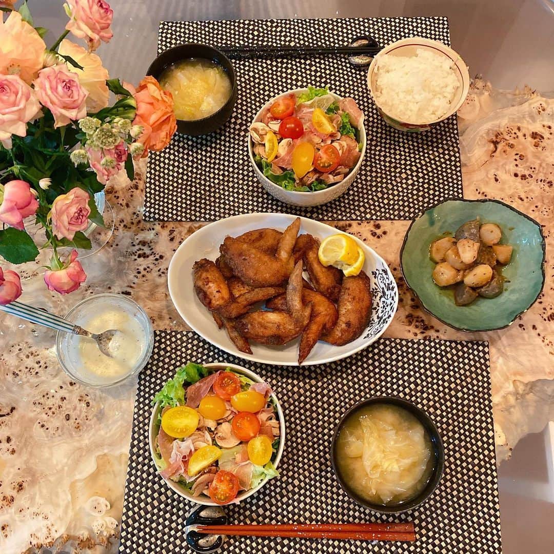 長谷川朋美さんのインスタグラム写真 - (長谷川朋美Instagram)「お家ごはんダイジェスト🏠  （一部七草粥ありw）  手が混んでそうに見えるのに﻿ 実はどれも超時短メニューな私の料理。﻿ ﻿ めんどくさがり屋の私は﻿ 簡単なのしか作りません😂❤️﻿ ﻿ いつか時短メニューのYouTube撮りたいなぁ﻿ ﻿ 私の料理かなりいい加減で﻿ びっくりすると思う。﻿ ﻿ 思いつきの即興で作るので﻿ 計画性も再現性もなし。﻿ ﻿ でも美味しいんだな😎﻿ ﻿ あとは盛り付けと写真の撮り方が上手いから、﻿ みんなに凄い料理と思われますが﻿ 実は違うからw﻿ ﻿ 今週はずっと来客のため外食ばかりですが﻿ また来週はお家ごはんしよう🏠﻿ ﻿ ﻿#お家ごはん #簡単ごはん #愛情ごはん #栄養満点 #葉山ライフ #自給自足 #時短料理」1月20日 20時44分 - hasegawa.elena.tomomi