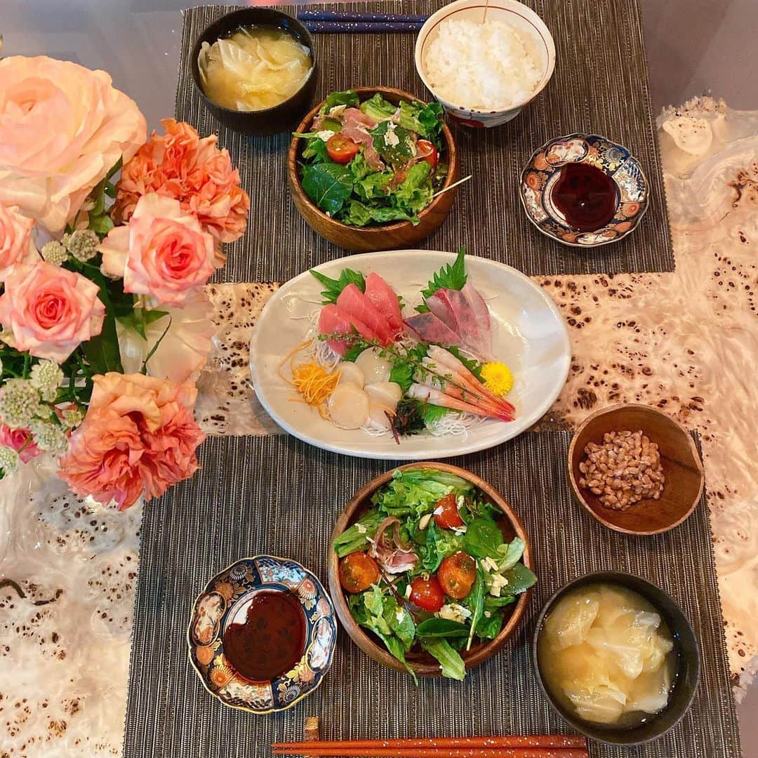 長谷川朋美さんのインスタグラム写真 - (長谷川朋美Instagram)「お家ごはんダイジェスト🏠  （一部七草粥ありw）  手が混んでそうに見えるのに﻿ 実はどれも超時短メニューな私の料理。﻿ ﻿ めんどくさがり屋の私は﻿ 簡単なのしか作りません😂❤️﻿ ﻿ いつか時短メニューのYouTube撮りたいなぁ﻿ ﻿ 私の料理かなりいい加減で﻿ びっくりすると思う。﻿ ﻿ 思いつきの即興で作るので﻿ 計画性も再現性もなし。﻿ ﻿ でも美味しいんだな😎﻿ ﻿ あとは盛り付けと写真の撮り方が上手いから、﻿ みんなに凄い料理と思われますが﻿ 実は違うからw﻿ ﻿ 今週はずっと来客のため外食ばかりですが﻿ また来週はお家ごはんしよう🏠﻿ ﻿ ﻿#お家ごはん #簡単ごはん #愛情ごはん #栄養満点 #葉山ライフ #自給自足 #時短料理」1月20日 20時44分 - hasegawa.elena.tomomi