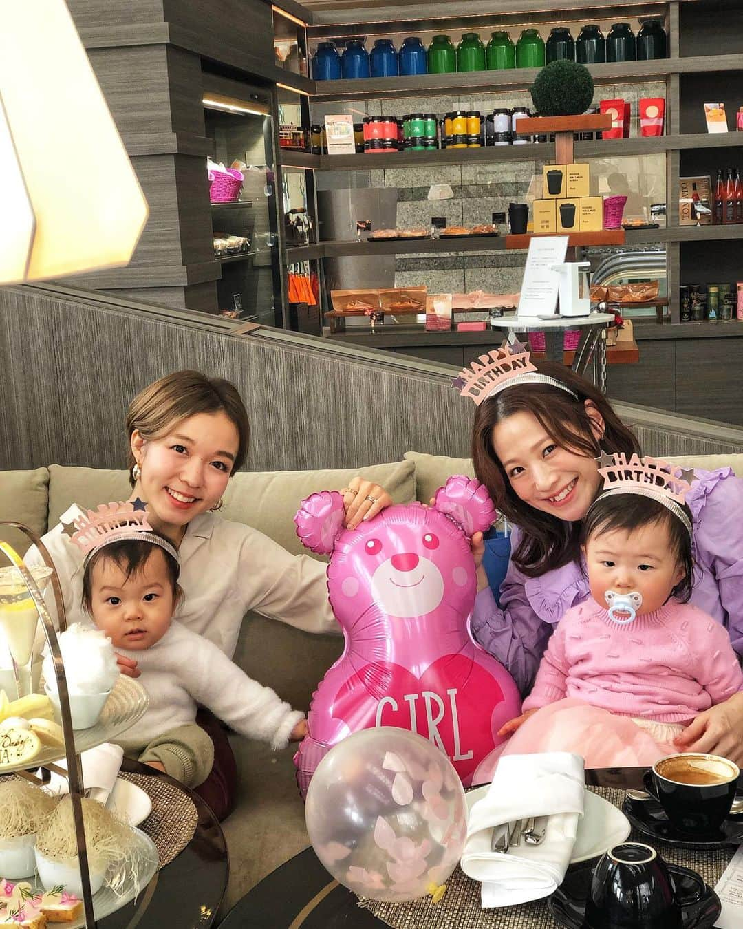 関口未来さんのインスタグラム写真 - (関口未来Instagram)「Baby Shower 2枚目の動画swipe👉 女たらしの息子が、久しぶりに会って早々に年上女子に膝枕を要求🤣 ベビーシャワーと呼んでいいかわからないですが（笑）私の天使、 @mariannudayo 姫の第二子ご懐妊祝いと、小梅ちゃんと、ちゃっかり我が息子の一足早いファーストバースデーもお祝いしてもらいました😂  コロナ禍なので、二人だけでひっそりと、衛生管理の素晴らしいマリオットホテル様のアフタヌーンティーにて🍵  ⚠️昨年の時差スタグラムです  でも喜んでもらえてよかったなぁ…女の子としご二人姉妹、可愛いだろうな😍なによりまりなちゃん、こんな可愛い二児の母いる？！ しかも性格も天使で、会うといつもすんごい幸せな気持ちになるのです… さりげなくご近所さんで、私は幸せもの…😍🥰😍  アフタヌーンティーについてはまた後日アップします❤︎  出産がんばってね🥰  #ベビーシャワー #ベビーシャワーパーティー #babyshower #男の子ママ  #新米ママ #新米ママと繋がりたい  #ファーストバースデー  #おしゃれさんと繋がりたい  #ランチ #品川ランチ #welcomebaby  #アフタヌーンティー  #ママ友ランチ #子連れカフェ #子連れランチ #mamagirl #millymilly #たまひよメイト #たまひよ公式グラマー  #サンキュ公式インスタグラマー  #男の子ママと繋がりたい  #プレママさんと繋がりたい  #女の子ママ  #フォロワー募集中 #東京女子部 #ベビスタグラム #マリオットホテル  @tokyo_joshibu」1月20日 20時45分 - miki.sekiguchi_x