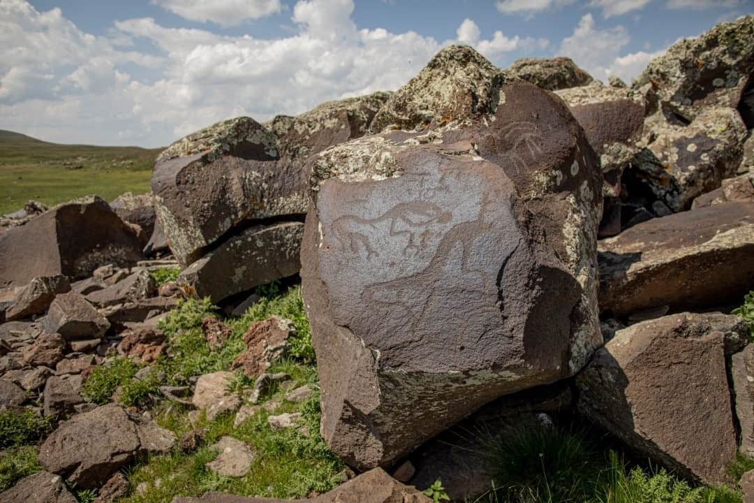 National Geographic Travelさんのインスタグラム写真 - (National Geographic TravelInstagram)「Photo by @AnushBabajanyan / Petroglyphs carved on rocks are seen below Mount Ukhtasar in Armenia. #Armenia #petroglyphs」1月20日 20時38分 - natgeotravel