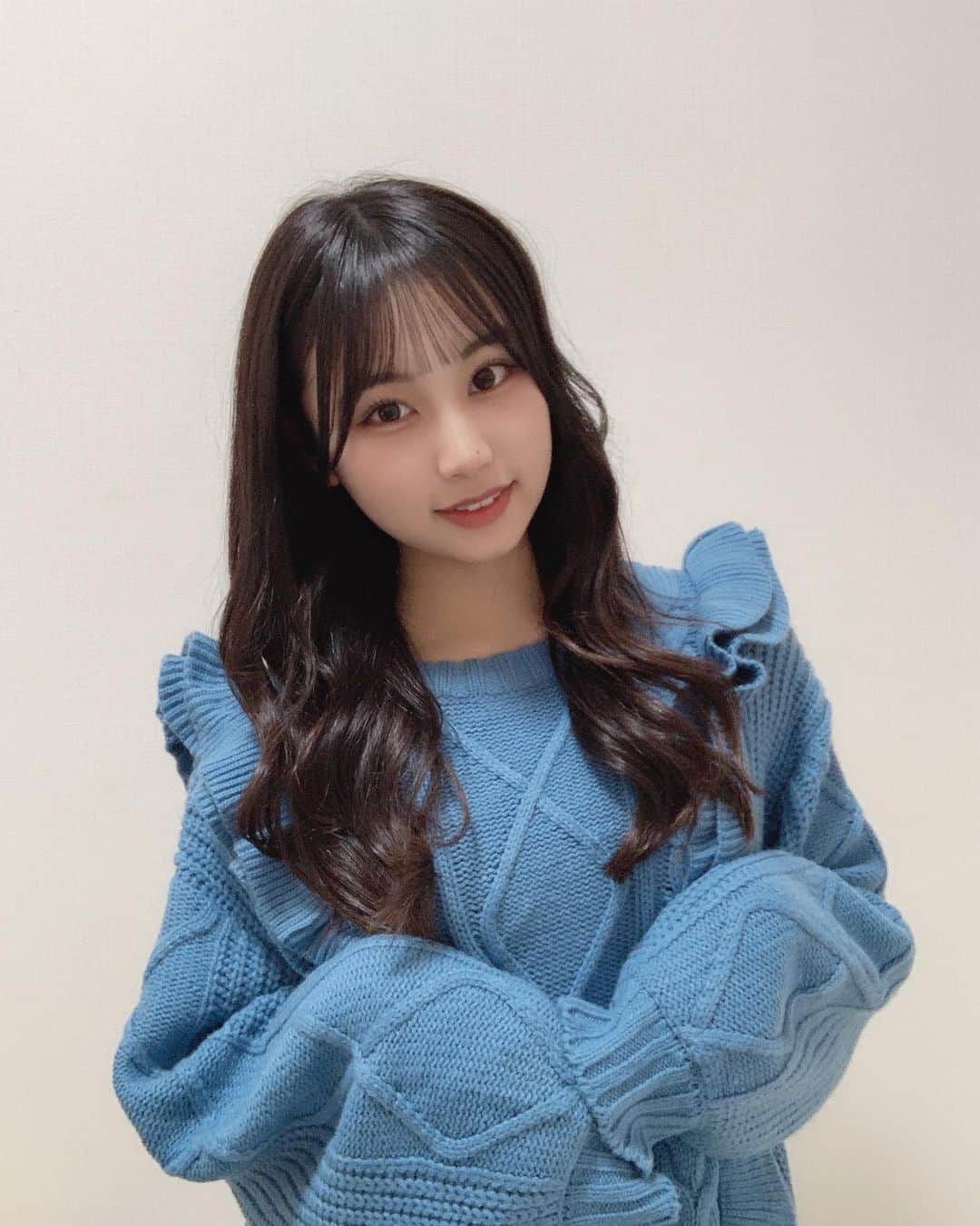 のインスタグラム：「💙  ・ ・ ・  #リリバリ #lilyofthevalley #アイドル #idol #jk #18歳 #高校生 #ロングヘア #巻き髪 #黒髪 #ぱっつん前髪 #シースルー前髪 #ニット #jouetie」