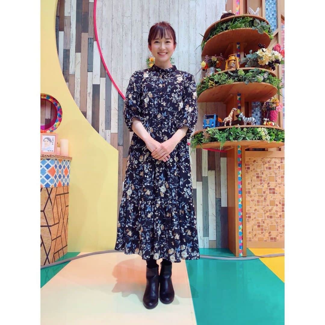 長谷川朋加のインスタグラム：「♡  ✎५⋆*{ アンスリウムの花のように } ୨୧ -------------------------------- ୨୧  𝕙𝕒𝕡𝕡𝕪 𝕤𝕞𝕚𝕝𝕖♡ また昨日もお湯が水に変わった お風呂タイム…ぶるぶる☺︎笑  たまにはアナウンサーっぽい写真を！笑 アナウンサーがよく載せる衣装写真☺︎ 可愛いワンピースにうっとり♪  そして同僚のアナウンサーから 「お花好きでしたよね？」と アンスリウムをもらいました♡ 癒される…☺︎♡ アンスリウムの花言葉のように 何事も「熱心」に「情熱」を持って。 「飾らない美しさ」を身に纏いたい  明日の福島は今シーズン一番の寒さ。 頑張って起きましょうね！ 寒さに負けず走るぞーっ♪(気合い十分)  ୨୧ -------------------------------- ୨୧ #やりたい事は全部やる #全力前向き前のめり #走るの大好き」