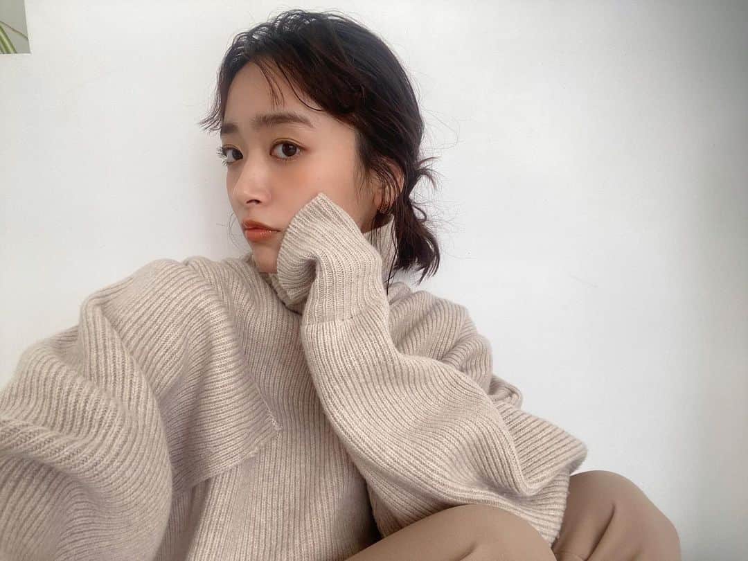 近藤千尋のインスタグラム：「今日はオレンジmake🍊🧡🍊 ボサ眉とボサ前髪 自分でやるのは絶対難しい。笑 さすが　@izumisam 👏😍  さ、母ちゃんに戻ります🤤♥️☺️」