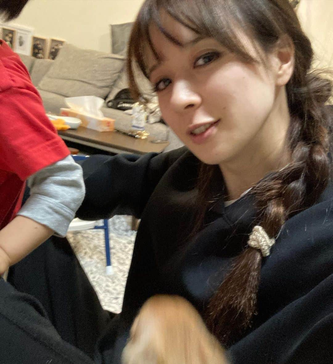 加藤未央のインスタグラム：「私ごとですが、37才になりました。 メッセージをくださった方々、ありがとうございます🙏✨  自分の写真がなさすぎて、ピンボケなうえに汚い写真で申し訳ない。 インスタに載せるべきかどうか悩みましたが、近況の私のリアルな姿です(常にボロボロ😇)  当日は息子がハッピーバースデーの歌をうたってくれました👶  37才の私も、家族の健康と笑顔を守りたいと思います💪」