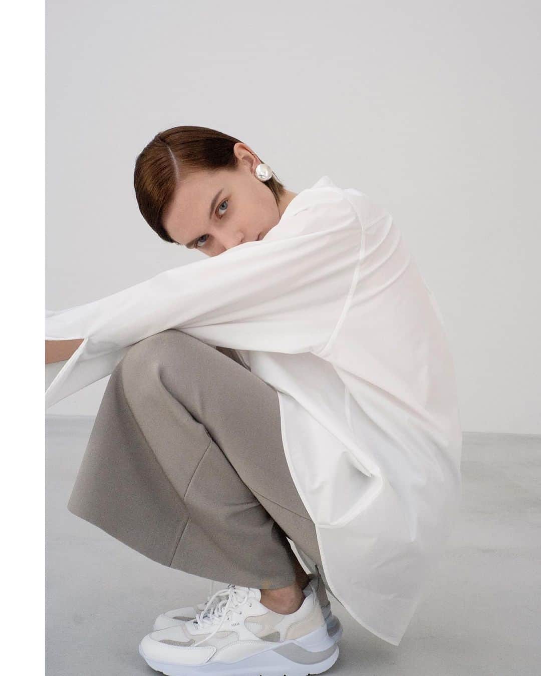 ウィムガゼットさんのインスタグラム写真 - (ウィムガゼットInstagram)「【THE NEW ROMANTIC】  Blouse(Whim Gazette)¥25,300 Skirt(Whim Gazette)¥15,400 Earrings(Nina&Jules)¥18,700 Bag(WHITING&DAVIS)¥40,700 Shoes(D.A.T.E.)¥34,100  #whimgazette#ウィムガゼット#2021spring#white#blouse#shirt#silveraccessory#ninaandjules#whitinganddavis#date」1月20日 15時29分 - whimgazette_official
