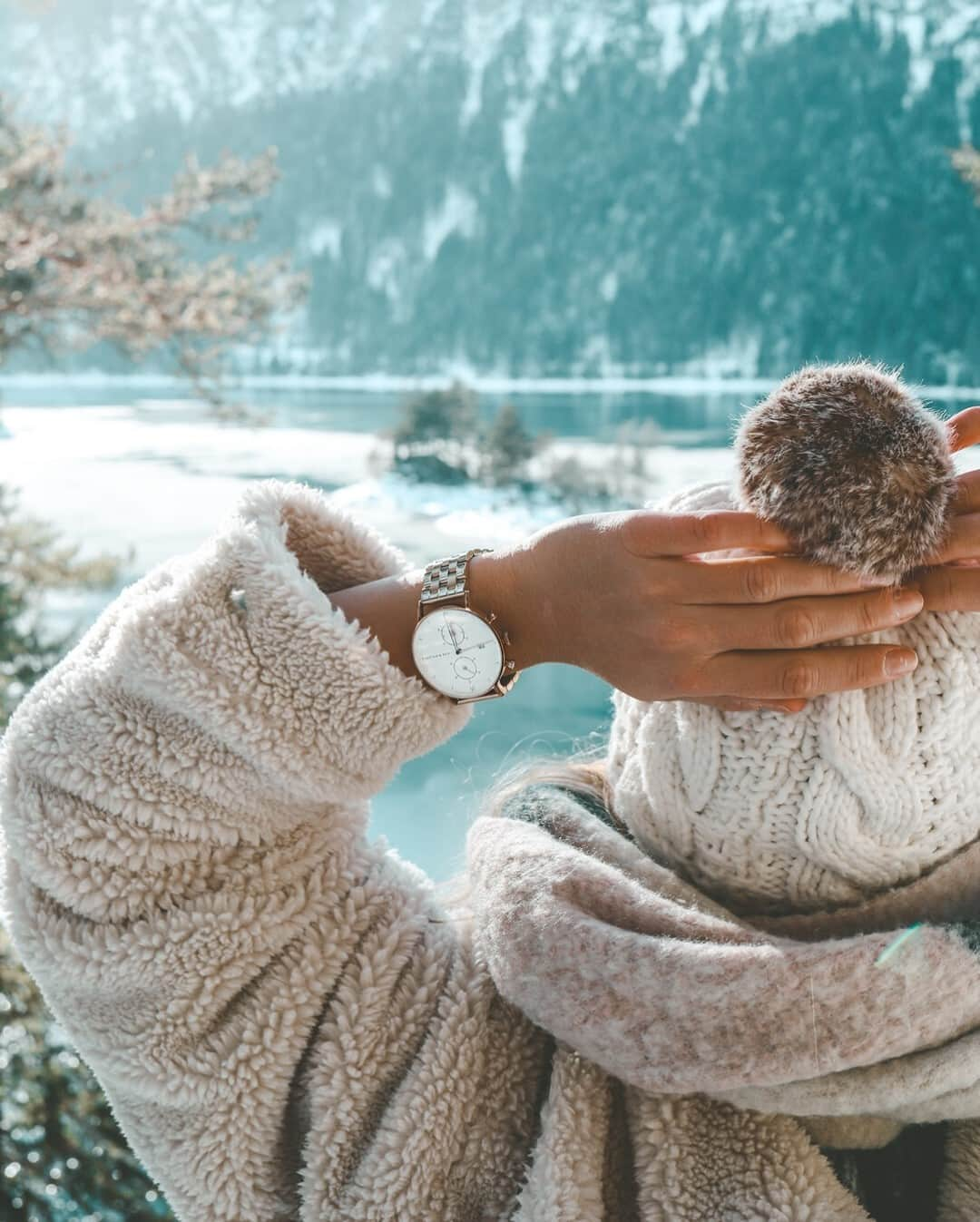 Kapten & Sonさんのインスタグラム写真 - (Kapten & SonInstagram)「'Sometimes paradise is just around the corner.' ⁠ 💙📍Where are you located, Kaptens? Tell us!👇 @alohaa_jana exploring natures beauty in Bavaria wearing our beloved Chrono Silver "Steel". #bekapten #kaptenandson⁠ .⁠ .⁠ .⁠ #watch #bavaria #germany #stlyl #fashion #inspo #wintertime #wintervibes #snow #snowwhite #view #winteroutfit⁠ ⁠」1月20日 15時30分 - kaptenandson