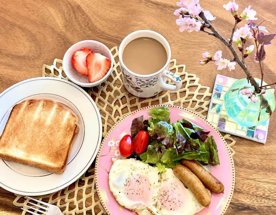 のインスタグラム：「食卓に、春が来ました^ ^  お花屋さんで買った、桜の木。 たくさんあるので、部屋のあちこちに飾れます^ ^  #花のある暮らし #朝ごはん #今日はトースト  #美食同源  #インナービューティー  #六車奈々 #働くママごはん #ワーママごはん #お家ごはん  #workingmama #japanese #japan #japanesefood」