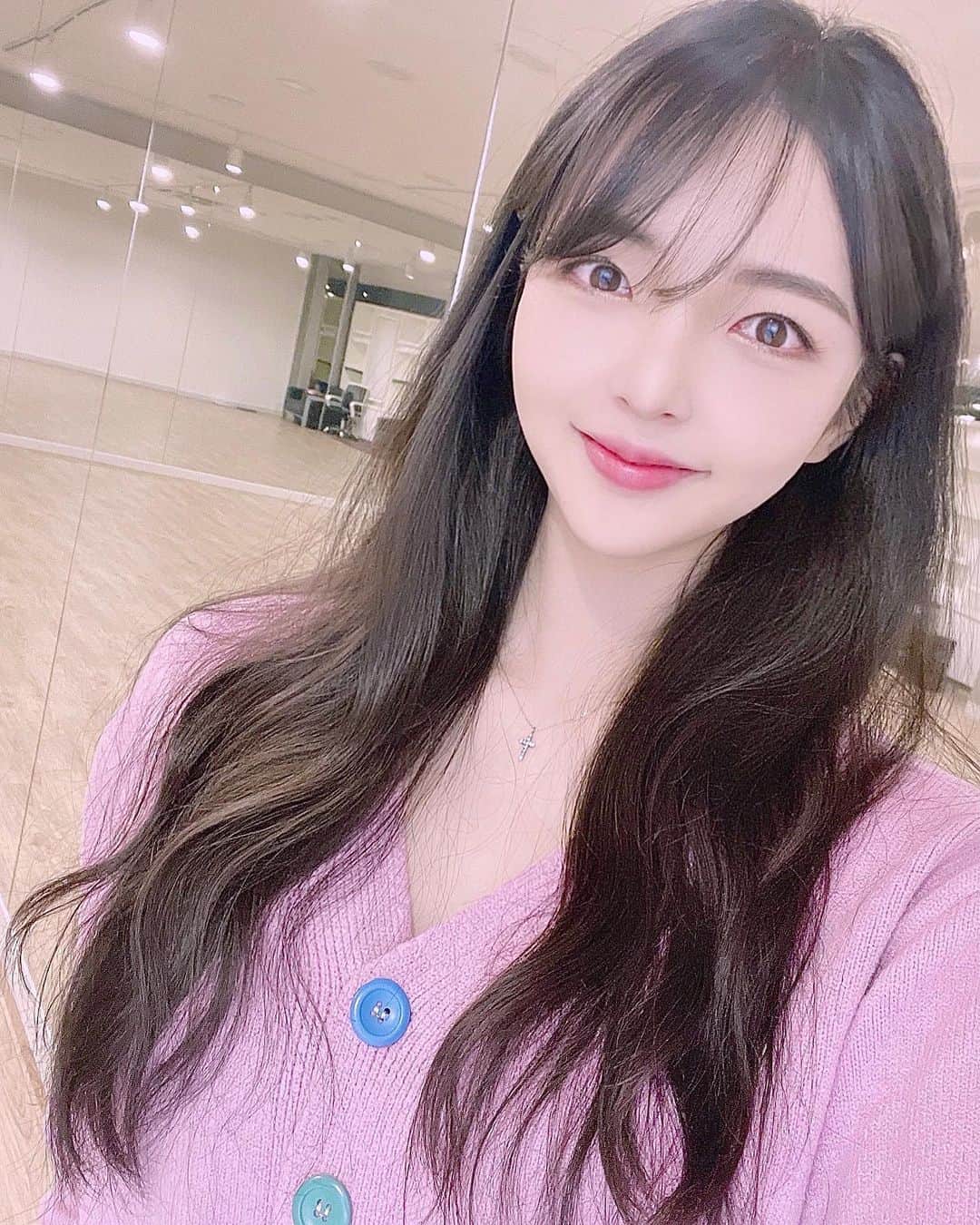 ユジョン のインスタグラム：「나 뭐 달라진거 없어? 예를들면 목에 뭔가 반짝거리는게 생겼잖」