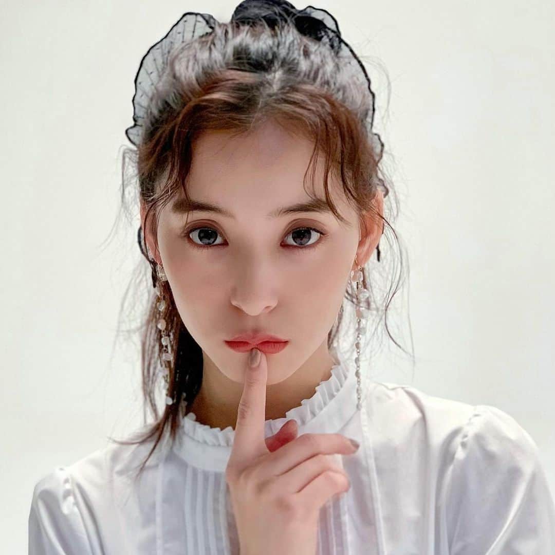 のインスタグラム：「本日発売3月号からゆんぴょのオフショットをPOST💞 巻頭のネクストヒット企画では、non-noモデルのみんなにも推しをリサーチしたよ✨ 優子のハマったドラマやアニメ、七瀬やふみかの好きなマンガに、優愛注目のゲームなどなど、みんなの情報盛り盛り🎉  ぜひチェックしてね🥳  #新木優子 #ゆんぴょ #本日もお顔が天才 #前髪かわ🥰 #ゆんぴょが2021年の推してるものって？#誌面をチェックだよ❤️」