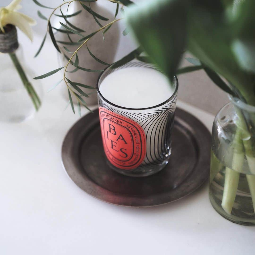 市川渚のインスタグラム：「diptyqueの60周年を記念してつくられた限定の「ダンシングオーバル」。いつものシックなイメージも素敵だけれど、こちらはグラフィカルなデザインが新鮮。赤いラベルも効いていて、置いておくだけでよいアクセントになる💃🏻  The limited-edition Dancing Oval candles celebrate the 60th anniversary of diptyque. Although their usual chic design is lovely, this one features a fresh design with graphical elements. The red label is also attractive and makes a nice accent for my room!」