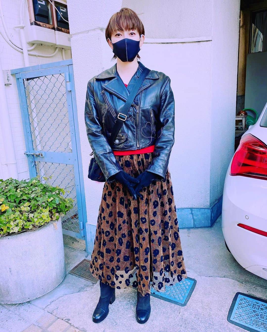 須藤理彩さんのインスタグラム写真 - (須藤理彩Instagram)「#なりゆき街道旅  ご覧頂きありがとうございました😊 ライダースとスカートのお問い合わせが多かったのですが。。。 ライダースは #モスキーノ #moschino  のヴィンテージになります。 スカートは、、、どこのものか忘れちゃった💦とスタイリストが申しております😭すみません🙇‍♀️💦 因みにbagは私物で、大好きなブランド #coola #coolatiques のものになります❣️ ご参考まで😚」1月20日 15時45分 - ichico_smile