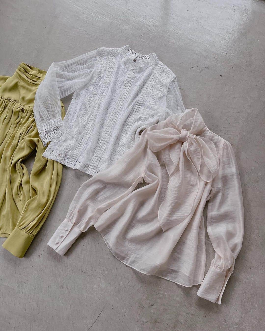 デュラスアンビエントのインスタグラム：「Many kind of spring class-chic blouses ▫️ 𝗦𝗵𝗲𝗲𝗿 𝗵𝗶𝗴𝗵 𝗻𝗲𝗰𝗸 𝗿𝗶𝗯𝗯𝗼𝗻 𝗯𝗹𝗼𝘂𝘀𝗲 【店舗限定/1.29fri-ARRIVE】 〈Ivory,Black〉 ▫️𝗣𝗹𝗲𝗮𝘁𝘀 𝘀𝗹𝗲𝗲𝘃𝗲 𝗹𝗮𝗰𝗲 𝗯𝗹𝗼𝘂𝘀𝗲 〈Ivory,Black〉 ▫️𝗛𝗶𝗴𝗵 𝗻𝗲𝗰𝗸 𝘃𝗼𝗹𝘂𝗺𝗲 𝘀𝗹𝗲𝗲𝘃𝗲 𝗴𝗮𝘁𝗵𝗲𝗿 𝗯𝗹𝗼𝘂𝘀𝗲 〈Ivory,Beige,Olive,Black〉 ▫️ 𝗦𝗲𝗲-𝘁𝗵𝗿𝗼𝘂𝗴𝗵 𝗰𝗮𝗰𝗵𝗲-𝗰𝗼𝗲𝘂𝗿 𝘁𝗶𝗲 𝗯𝗹𝗼𝘂𝘀𝗲 【店舗限定/1.29fri-ARRIVE】 ▫️ 𝗦𝗵𝗲𝗲𝗿 𝗯𝗼𝘄-𝘁𝗶𝗲 𝗯𝗹𝗼𝘂𝘀𝗲 【1.25mon-ARRIVE】 〈Pink,Khaki〉 ▫️𝗙𝗹𝗼𝗰𝗸𝘆 𝗳𝗹𝗼𝘄𝗲𝗿 𝗯𝗹𝗼𝘂𝘀𝗲 【店舗限定】 〈Beige,Black〉 _____________________________________ www.ambient-online.com @ambientofficial @ambient_ariake @ambient_yurakucho @ambient.opa #アンビエント#ambient_official  #coordinate #styling #21SS #chic」