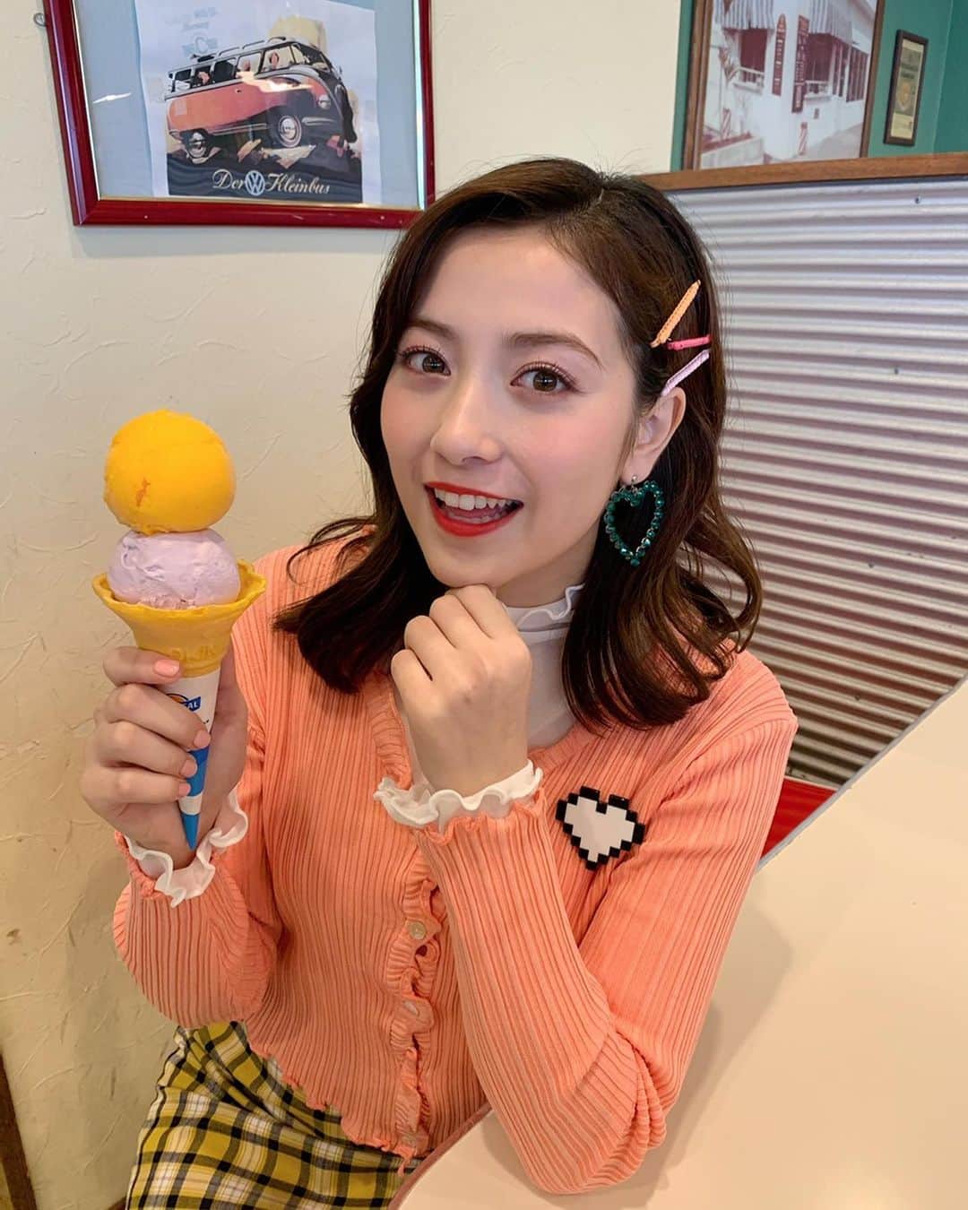 チューニングキャンディー（Chuning Candy）さんのインスタグラム写真 - (チューニングキャンディー（Chuning Candy）Instagram)「＼🍦Today is BIG DIP DAY🍦／  #ブルーシールアイス   今日は シングル価格で３つの味が楽しめるお得な日🧡💙  今だけフレーバーの『琉球ほうじ茶わらび餅』や『生チョコファッジ』も Don't miss it😉  #ブルーシール  #チュニキャン  #BigDipDay  #cm  #撮影  #オフショット 😆😆」1月20日 15時51分 - chuningcandy