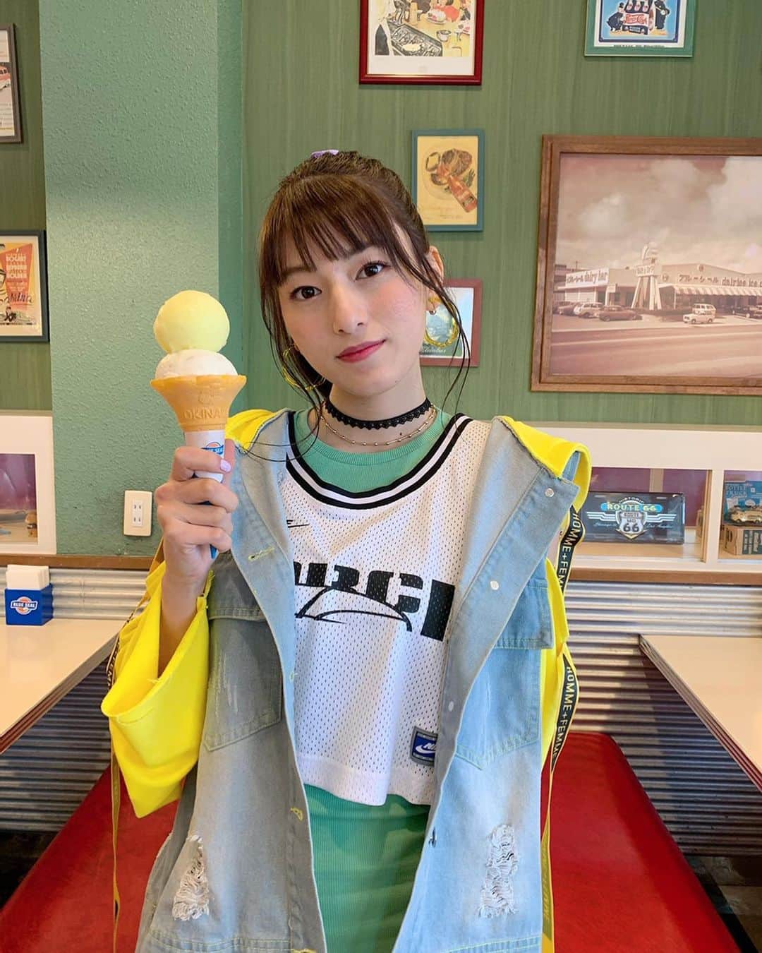 チューニングキャンディー（Chuning Candy）さんのインスタグラム写真 - (チューニングキャンディー（Chuning Candy）Instagram)「＼🍦Today is BIG DIP DAY🍦／  #ブルーシールアイス   今日は シングル価格で３つの味が楽しめるお得な日🧡💙  今だけフレーバーの『琉球ほうじ茶わらび餅』や『生チョコファッジ』も Don't miss it😉  #ブルーシール  #チュニキャン  #BigDipDay  #cm  #撮影  #オフショット 😆😆」1月20日 15時51分 - chuningcandy