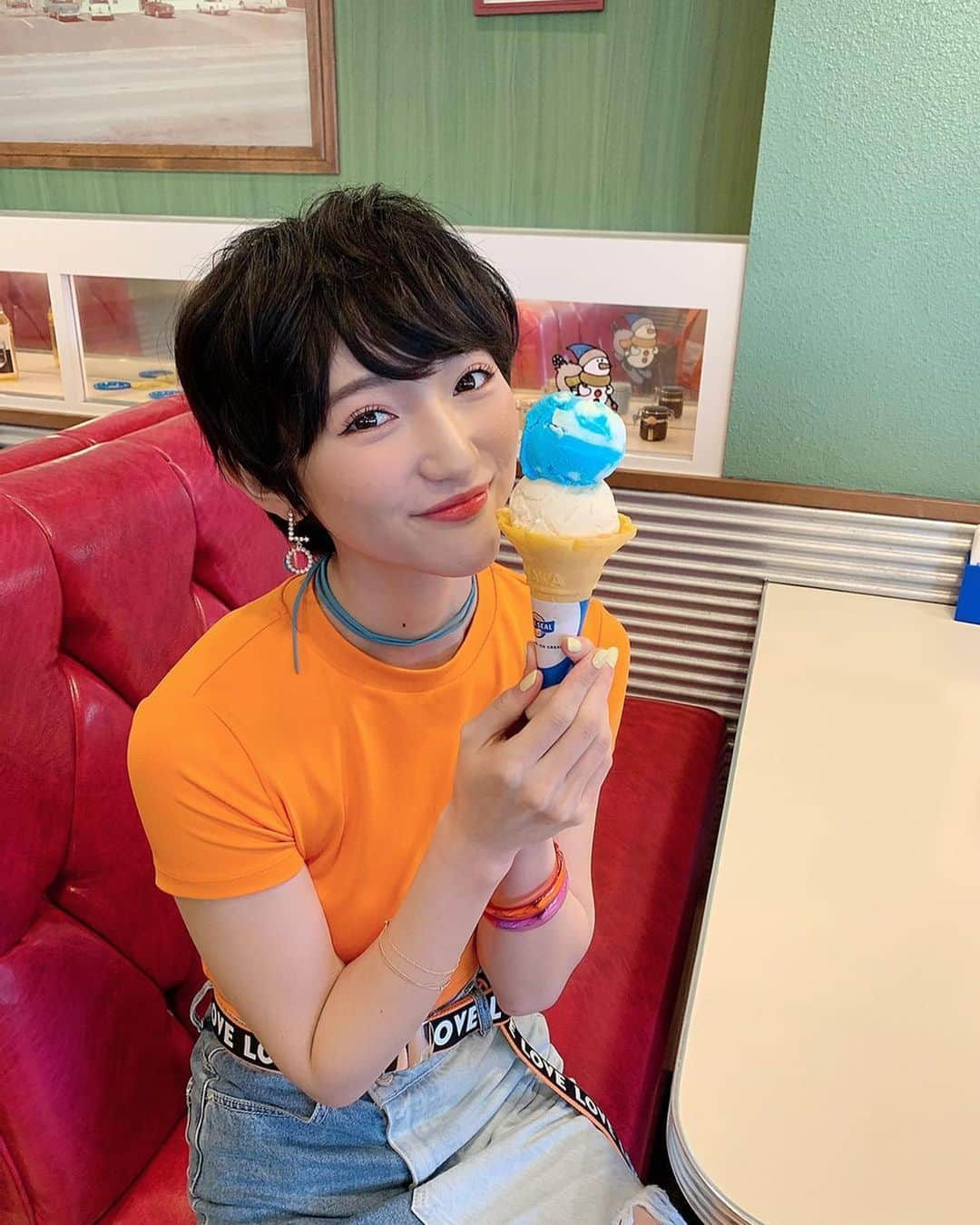 チューニングキャンディー（Chuning Candy）さんのインスタグラム写真 - (チューニングキャンディー（Chuning Candy）Instagram)「＼🍦Today is BIG DIP DAY🍦／  #ブルーシールアイス   今日は シングル価格で３つの味が楽しめるお得な日🧡💙  今だけフレーバーの『琉球ほうじ茶わらび餅』や『生チョコファッジ』も Don't miss it😉  #ブルーシール  #チュニキャン  #BigDipDay  #cm  #撮影  #オフショット 😆😆」1月20日 15時51分 - chuningcandy