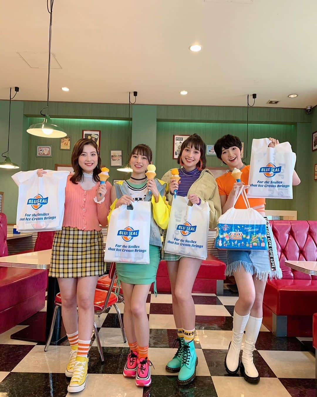 チューニングキャンディー（Chuning Candy）さんのインスタグラム写真 - (チューニングキャンディー（Chuning Candy）Instagram)「＼🍦Today is BIG DIP DAY🍦／  #ブルーシールアイス   今日は シングル価格で３つの味が楽しめるお得な日🧡💙  今だけフレーバーの『琉球ほうじ茶わらび餅』や『生チョコファッジ』も Don't miss it😉  #ブルーシール  #チュニキャン  #BigDipDay  #cm  #撮影  #オフショット 😆😆」1月20日 15時51分 - chuningcandy