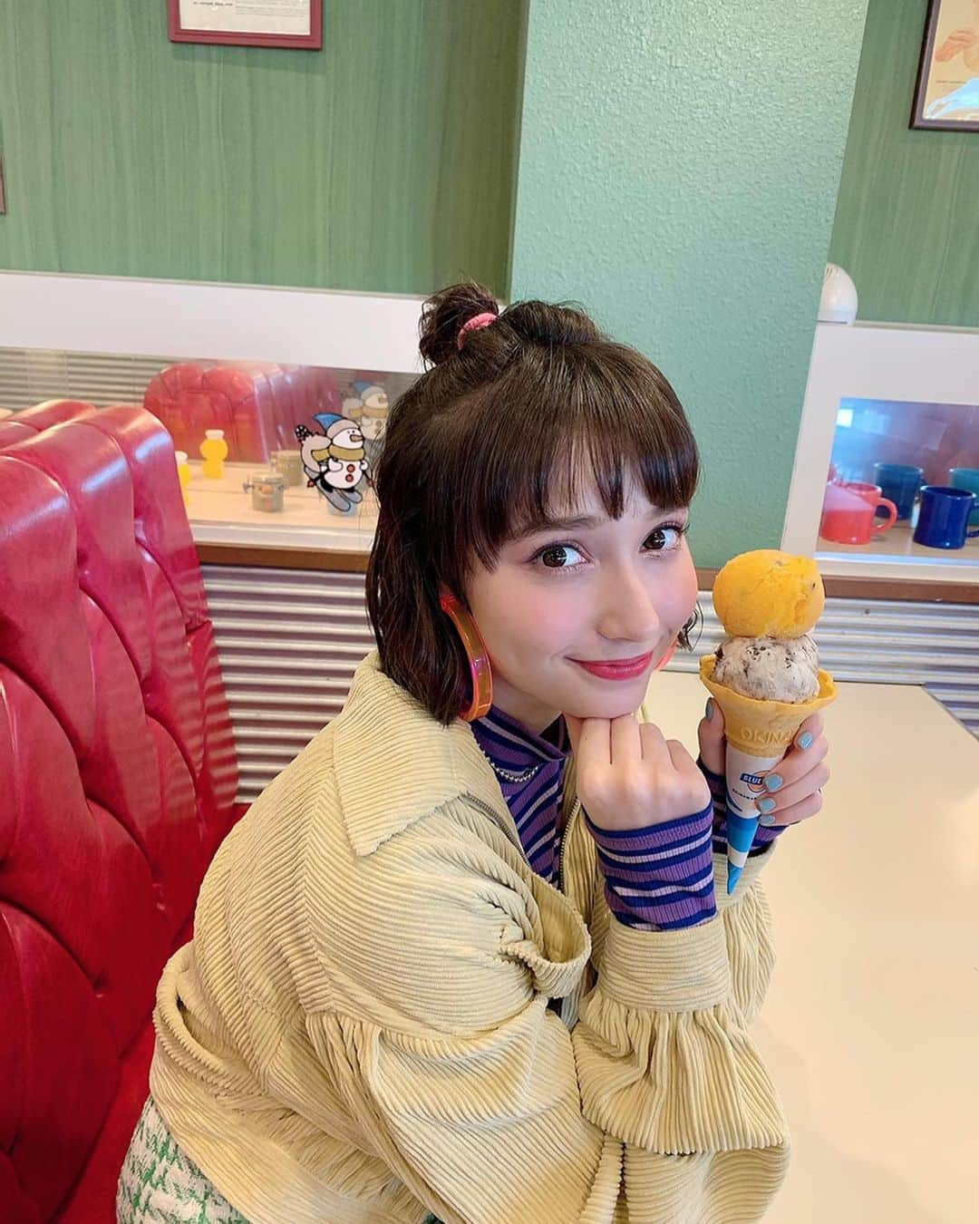 チューニングキャンディー（Chuning Candy）さんのインスタグラム写真 - (チューニングキャンディー（Chuning Candy）Instagram)「＼🍦Today is BIG DIP DAY🍦／  #ブルーシールアイス   今日は シングル価格で３つの味が楽しめるお得な日🧡💙  今だけフレーバーの『琉球ほうじ茶わらび餅』や『生チョコファッジ』も Don't miss it😉  #ブルーシール  #チュニキャン  #BigDipDay  #cm  #撮影  #オフショット 😆😆」1月20日 15時51分 - chuningcandy