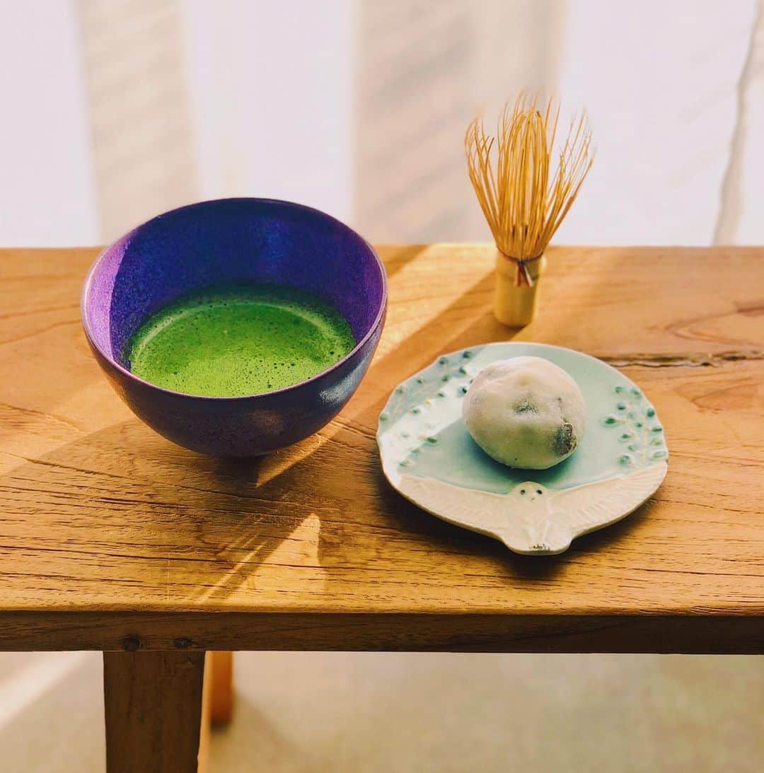 omomuroniのインスタグラム：「🍵 🍡  御家元に倣って、初釜も中止。 稽古もまたしばらくお休みになってしまった。 ブランクあるとすぐ正座がキツくなるので、 半畳の置きだたみとか買おうかな。  ちなみに、表千家はこんなに泡立てません。 そして、ギリギリ見切れてませんが 先生が豆大福を狙っています。  #カフェインの極み」