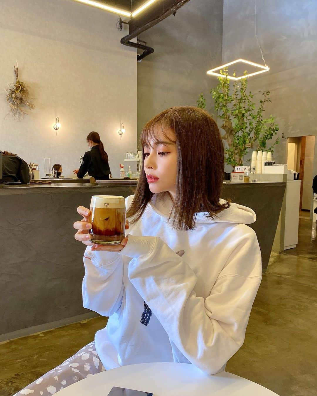 得あゆさんのインスタグラム写真 - (得あゆInstagram)「塩ラテここで飲んでから 好きになった。 @nams_cafe (去年の写真) ・ ・ ・ ・ ・ ・ ・ ・ ・ ・ ・ ・ ・ ・ ・ ・ ・ ・ ・ ・ ・ ・ ・ #冬コーデ#ホワイトコーデ#冬服#カフェ#カフェ巡り#パーカー#ロングスカート#スカート#スニーカー#ナチュラルメイク#ボブ#インスタ映え#カメラ女子#撮影#バッグ#大人可愛い#大人カジュアル#オトナ女子#スポーティー#お洒落さんと繋がりたい#韓国カフェ#韓国ファッション#white#japanesegirl#date#winterfashion#winterfashion#cafe#parker#longskirt#sneaker」1月20日 15時54分 - tokuayu819